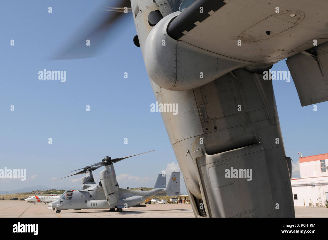 Eine MV-22 Osprey, von der Marine Medium Tiltrotor Squadron 162, wartet auf Lieferungen an US Naval Station Guantanamo Bay, 31.01.24. Das Flugzeug, eine Mission zu USS Bataan zu fliegen, ist hier zur Unterstützung der Operation einheitliche Antwort humanitäre Hilfe für die Opfer der Jan. 12 Erdbeben in Haiti zur Verfügung zu stellen. Stockfoto Eine MV-22 Osprey, von der Marine Medium Tiltrotor Squadron 162, wartet auf Lieferungen an US Naval Station Guantanamo Bay, 31.01.24. Das Flugzeug, eine Mission zu USS Bataan zu fliegen, ist hier zur Unterstützung der Operation einheitliche Antwort humanitäre Hilfe für die Opfer der Jan. 12 Erdbeben in Haiti zur Verfügung zu stellen. Stockfoto