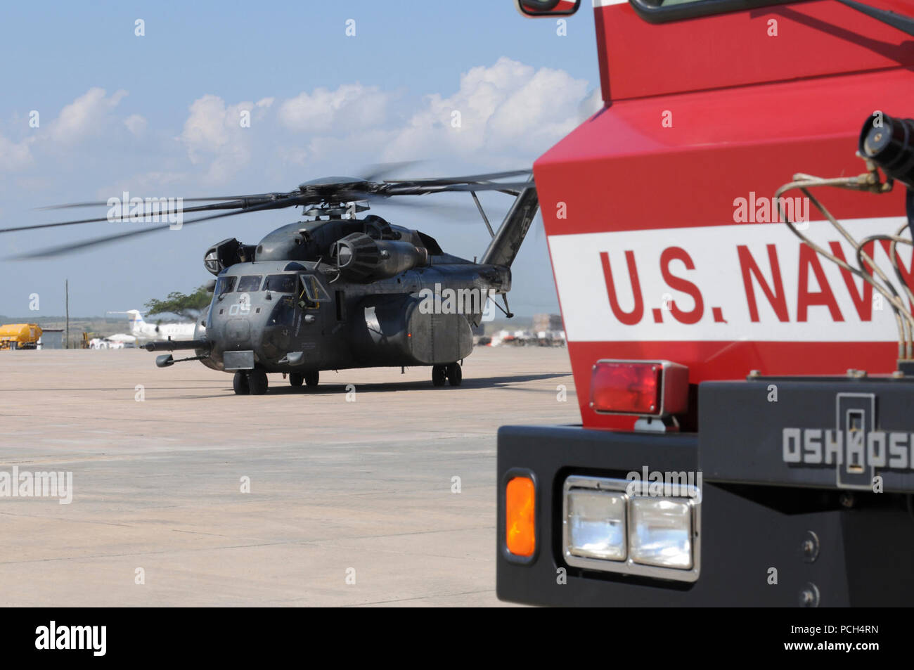 Einem MH-53E Sea Dragon Hubschrauber bewegt sich der Flug am U.S. Naval Station Guantanamo Bay, 31.01.24. Das Flugzeug ist zur Unterstützung der Operation einheitliche Antwort genutzt, die Bereitstellung humanitärer Hilfe für Haiti nach dem Jan. 12 Erdbeben. Stockfoto Einem MH-53E Sea Dragon Hubschrauber bewegt sich der Flug am U.S. Naval Station Guantanamo Bay, 31.01.24. Das Flugzeug ist zur Unterstützung der Operation einheitliche Antwort genutzt, die Bereitstellung humanitärer Hilfe für Haiti nach dem Jan. 12 Erdbeben. Stockfoto