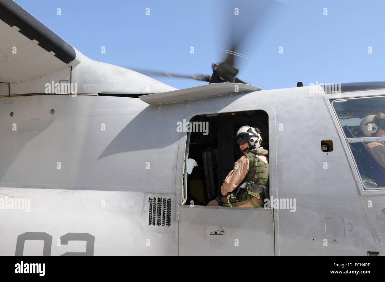 Marine Corps Staff Sgt. Jenna Kumdh, von der Marine Medium Tiltrotor Squadron 162, schaut aus dem Fenster eines MV-22 Osprey, gerade für andere Flugzeuge, die auf dem Flug Linie an der U.S. Naval Station Guantanamo Bay, 31.01.24. Das Flugzeug, festgelegt, um die USS Bataan mit Verbrauchsmaterialien für Haiti zu fliegen, ist hier zur Unterstützung der Operation einheitliche Antwort. Stockfoto Marine Corps Staff Sgt. Jenna Kumdh, von der Marine Medium Tiltrotor Squadron 162, schaut aus dem Fenster eines MV-22 Osprey, gerade für andere Flugzeuge, die auf dem Flug Linie an der U.S. Naval Station Guantanamo Bay, 31.01.24. Das Flugzeug, festgelegt, um die USS Bataan mit Verbrauchsmaterialien für Haiti zu fliegen, ist hier zur Unterstützung der Operation einheitliche Antwort. Stockfoto