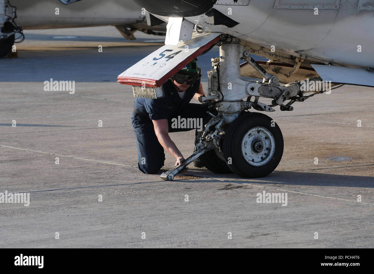 Marine Petty Officer 3rd Class Kenneth Powell, einer Luftfahrt Maschinisten mate, inspiziert das Bugrad gut auf Undichtigkeiten an einem C-2 Greyhound aircraft am U.S. Naval Station Guantanamo Bay, 31.01.24. Powell, zusammen mit anderen Mitgliedern der Fleet Logistics Support Squadron zur Unterstützung der Operation einheitliche Antwort Hilfe für Haiti bereitgestellt werden nach dem Jan. 12 Erdbeben. Stockfoto Marine Petty Officer 3rd Class Kenneth Powell, einer Luftfahrt Maschinisten mate, inspiziert das Bugrad gut auf Undichtigkeiten an einem C-2 Greyhound aircraft am U.S. Naval Station Guantanamo Bay, 31.01.24. Powell, zusammen mit anderen Mitgliedern der Fleet Logistics Support Squadron zur Unterstützung der Operation einheitliche Antwort Hilfe für Haiti bereitgestellt werden nach dem Jan. 12 Erdbeben. Stockfoto