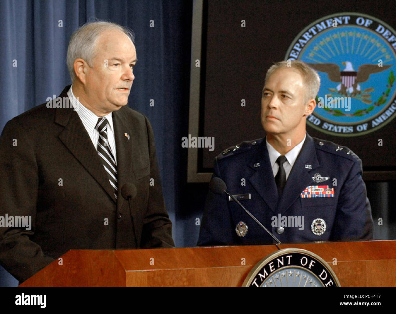 Sekretär der Luftwaffe Michael W. Wynne, durch Luftwaffe Generalmajor Richard Newton, stellvertretender Stabschef für Operationen, Pläne und Anforderungen, Hauptquartier, US Air Force beigetreten, hält eine Pressekonferenz im Pentagon, Oktober 19, 2007, über einen Vorfall, der am 12.08.30, trat 2007 zu sprechen, die die Mißhandlung der Atomwaffen. An diesem Tag, eine Waffen laden Crew am Minot Air Force Base, N.D. versehentlich einen Pylon der nuklearen Streitkräfte Luft geladen - startete Cruise Missiles auf dem Flügel eines B-52 Bomber für den Transport Barksdale Air Force Base, La. Der Fehler unentdeckt gingen, bis die Luft Stockfoto