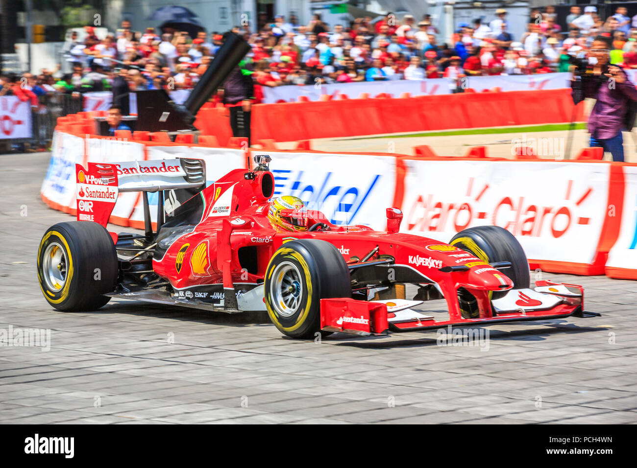 Mexiko City, Mexiko - 08 Juli, 2015: Esteban Gutiérrez, die auf der Straße auf seinem Ferrari F1 F60 Auto am Paseo de la Reforma Avenue. Bei der Scuderia Ferrari Straße Demo von Telcel - ad infinitum. Stockfoto