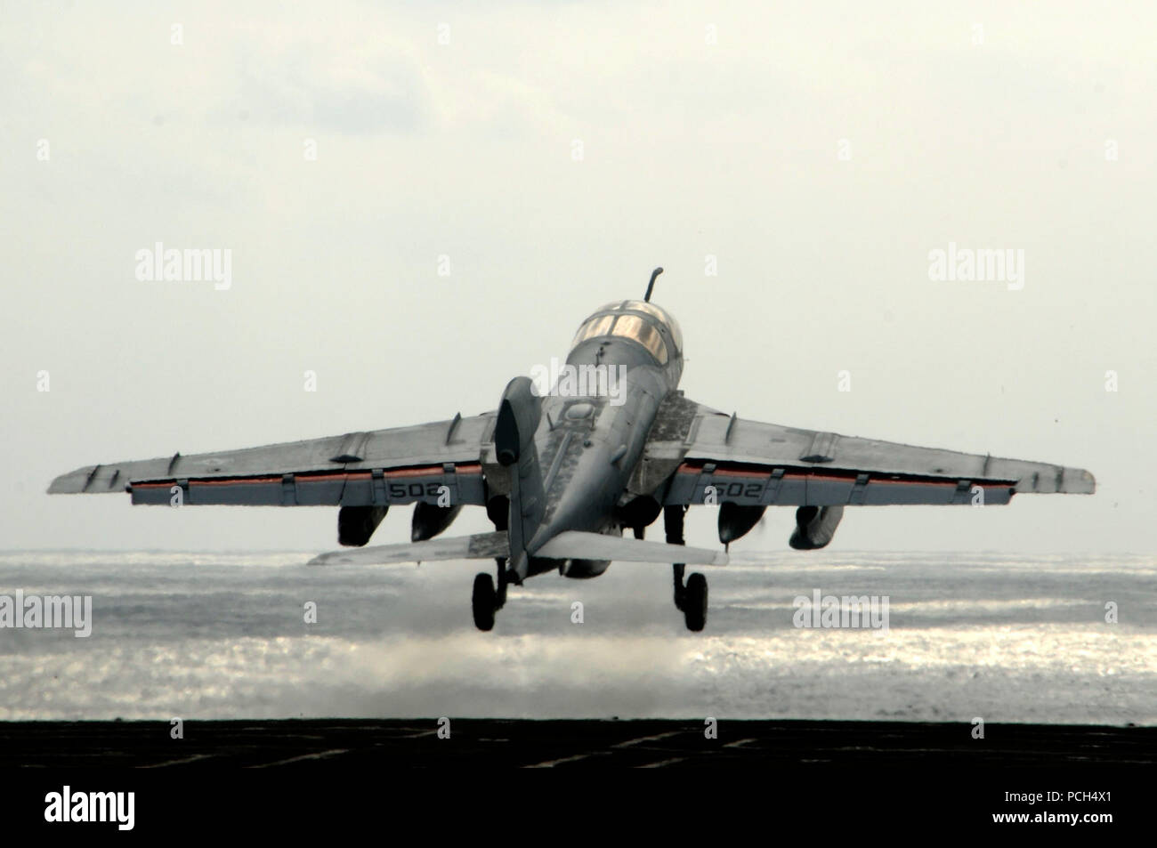 Eine EA-6B Prowler auf die "Schwarzen Raben" der Taktischen Electronic Attack Squadron 135 startet von der Flight Deck an Bord der Flugzeugträger USS Nimitz zugeordnet. Der Nimitz Carrier Strike Group ist die Durchführung von Operationen in den USA 7 Flotte der Verantwortung zur Unterstützung der Maritimen Strategie. Stockfoto