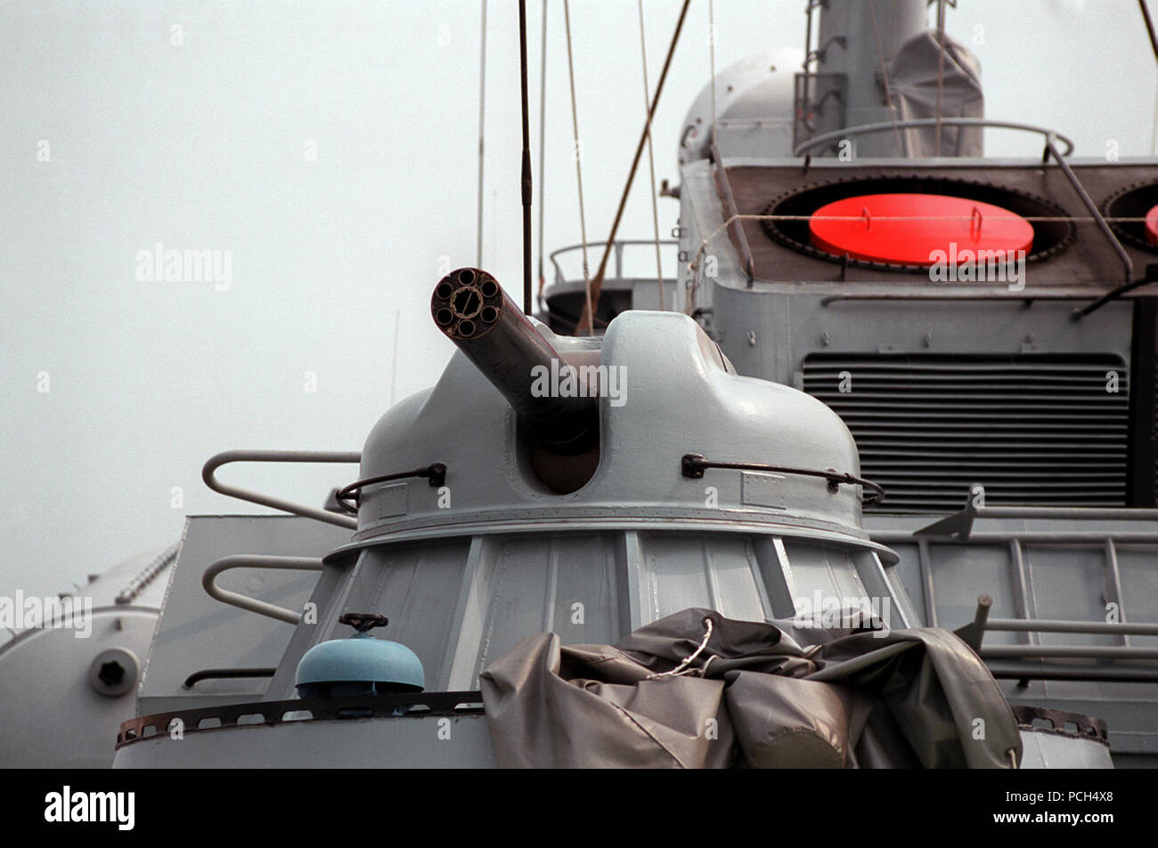 Sehen sie eine der AK-630 30mm/65 Kaliber multi-Zylinder schließen - in Waffensysteme an Bord der USNS HIDDENSEE (185 NS 9201) an der Naval Sea facility Systems Befehl an Solomons Anhang vertäut. Die von der Sowjetunion gebaut Tarantul I Klasse Rakete Corvette wurde von der Deutschen Marine im November 1991 erworben, und sich derzeit in Erprobung und Bewertung durch die U.S. Navy. Mit dem Namen Rudolf Egelhofer, als es ein Teil der DDR-Marine war, wurde das Schiff HIDDENSEE nach der Wiedervereinigung Deutschlands im Jahre 1990 umbenannt. Stockfoto
