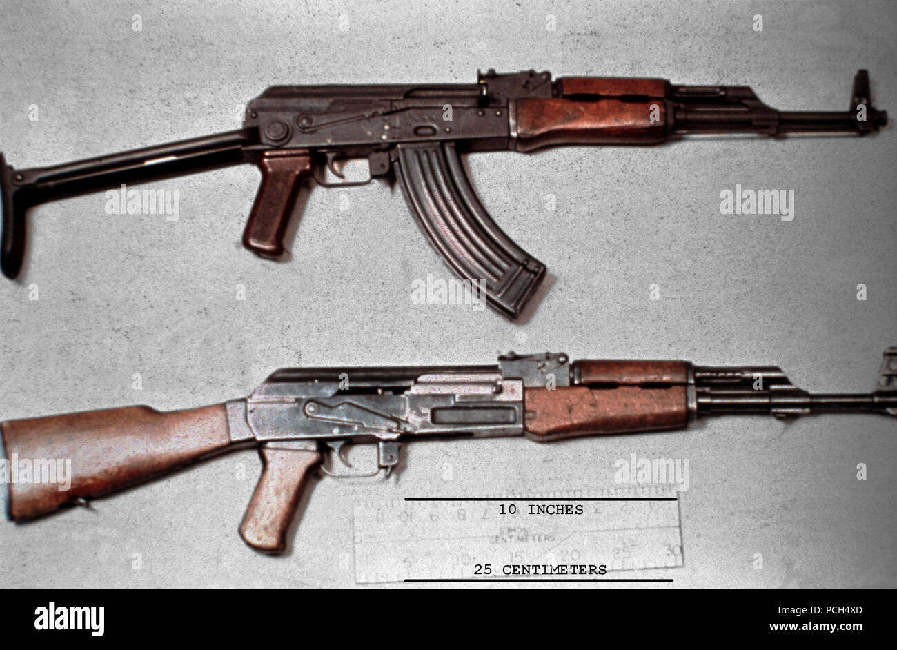 Eine Sowjetische 7,62 mm AKM asssault Gewehr mit einer klappbaren Doppelklicken stütze Lager und einer 30-runde Magazin, top, im Vergleich mit einer Standard sowjetischen AK-47 Sturmgewehr, unten. Stockfoto
