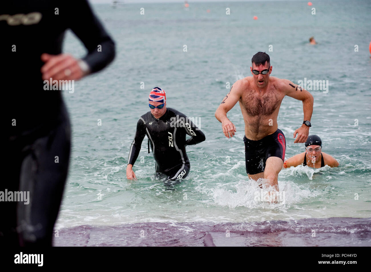 Maj. Stephen Mossour, rechts, U.S. Naval Forces Central Command, Naval Support Activity Bahrain zugewiesen, führt die erste Etappe der Alba olympischen Triathlon in Alba. Mehr als 20 Service Mitglieder im lokal gehosteten Triathlon, der eine 5K schwimmen, 40 km Rad und 10 km Laufen bestand konkurrierten. Stockfoto