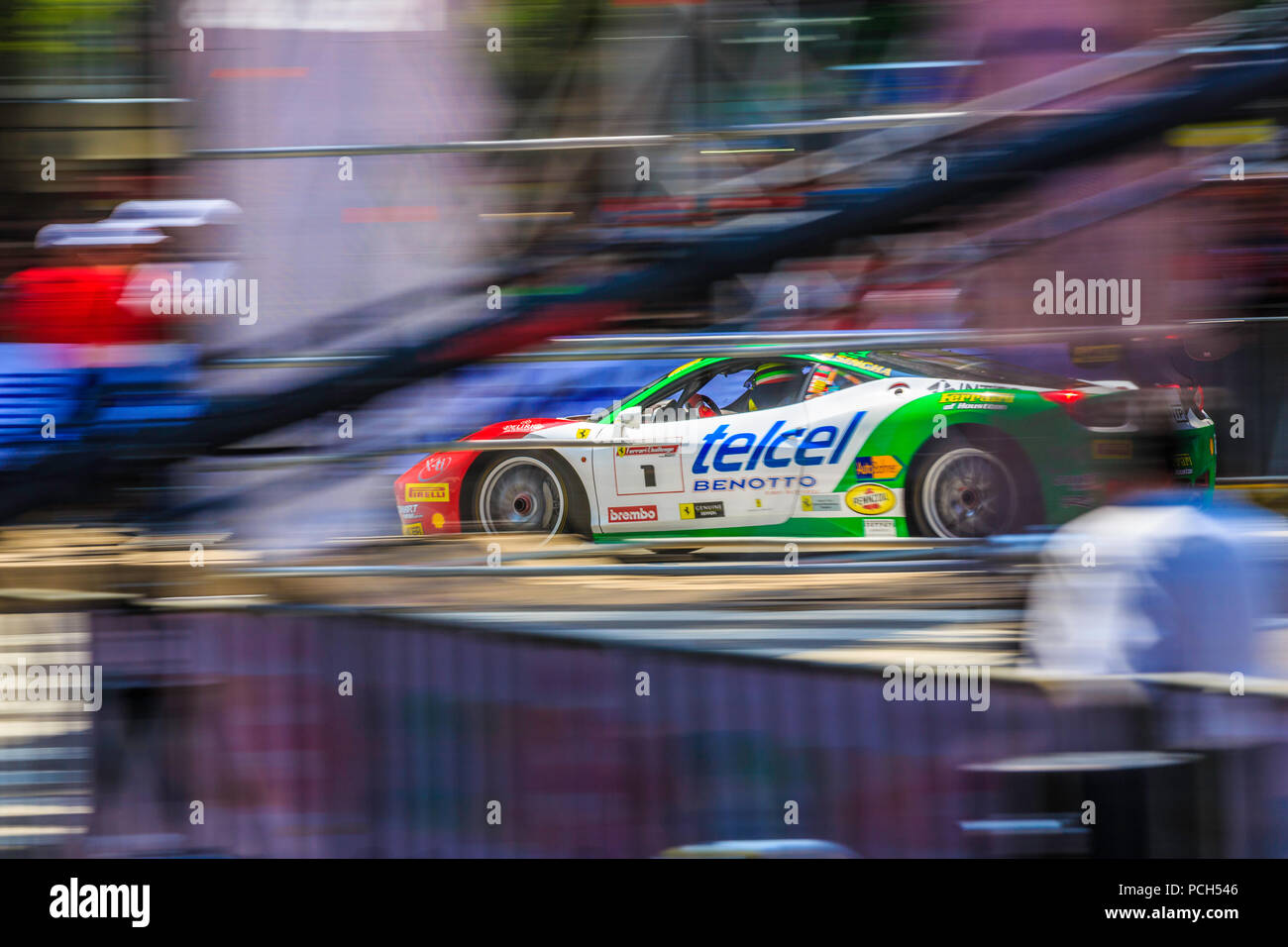 Mexiko City, Mexiko - 08 Juli, 2015: Ricardo Perez de Lara Champion der bin Weltmeister der Ferrari Challenge, seine 458 Herausforderung EVO. Bei der Scuderia Ferrari Straße Demo von Telcel - ad infinitum. Stockfoto