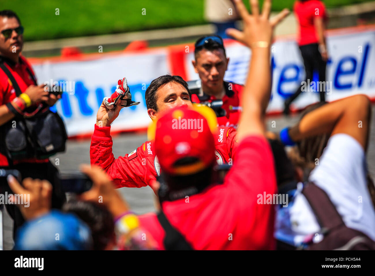 Mexiko City, Mexiko - 08 Juli, 2015: Ricardo Perez de Lara werfen seine Handschuhe an die Öffentlichkeit. Bei der Scuderia Ferrari Straße Demo von Telcel - ad infinitum. Stockfoto