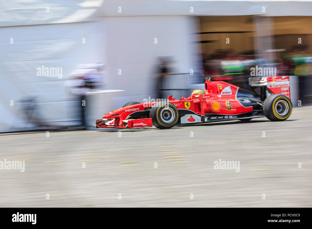 Mexiko City, Mexiko - 08 Juli, 2015: Esteban Gutiérrez, die auf der Straße auf seinem Ferrari F1 F60 Auto am Paseo de la Reforma Avenue. Bei der Scuderia Ferrari Straße Demo von Telcel - ad infinitum. Stockfoto