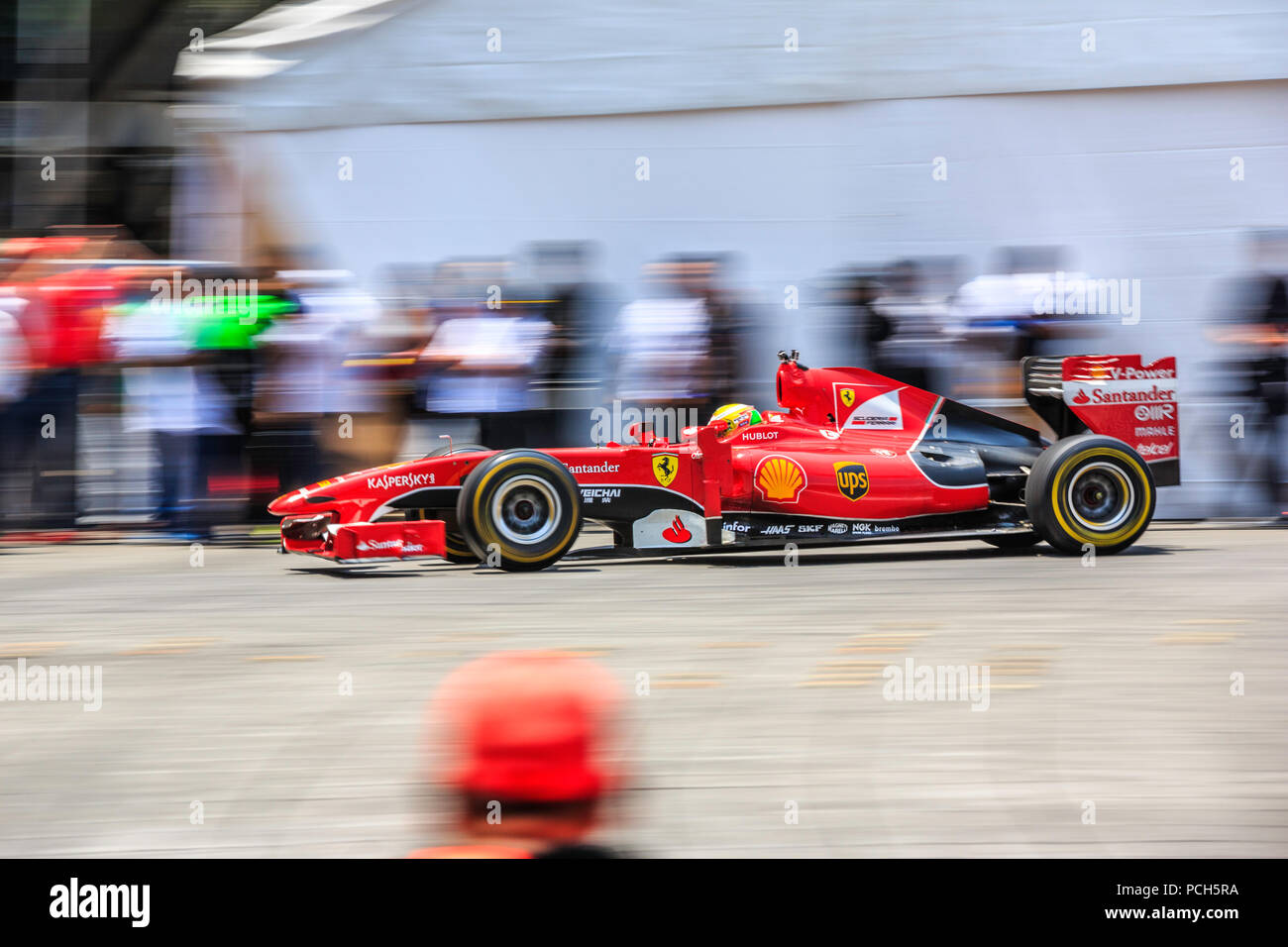 Mexiko City, Mexiko - 08 Juli, 2015: Esteban Gutiérrez, die auf der Straße auf seinem Ferrari F1 F60 Auto am Paseo de la Reforma Avenue. Bei der Scuderia Ferrari Straße Demo von Telcel - ad infinitum. Stockfoto