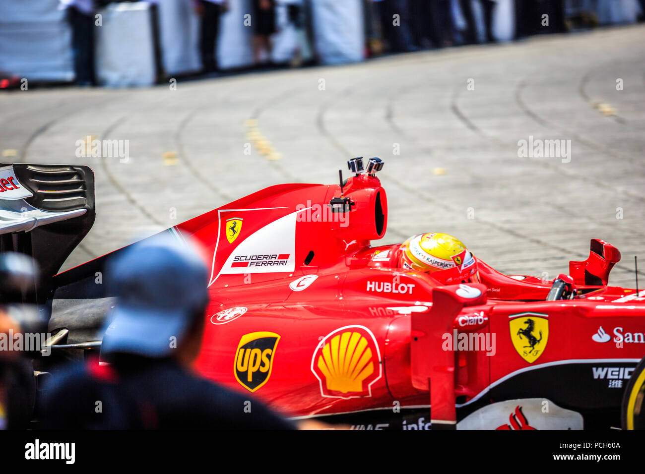 Mexiko City, Mexiko - 08 Juli, 2015: Esteban Gutiérrez, die auf der Straße auf seinem Ferrari F1 F60 Auto am Paseo de la Reforma Avenue. Bei der Scuderia Ferrari Straße Demo von Telcel - ad infinitum. Stockfoto