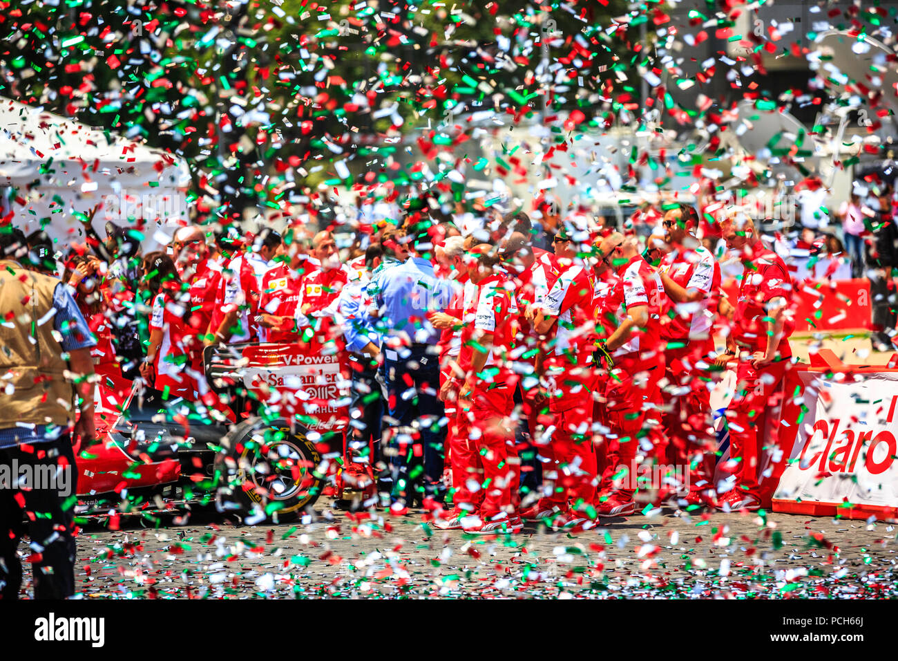 Mexiko City, Mexiko - Juli 08, 2015: Alle Pit Crew Aufnehmen von Bildern mit dem Auto vor die "El Angel de la Independencia Denkmal". Bei der Scuderia Ferrari Straße Demo von Telcel - ad infinitum. Stockfoto