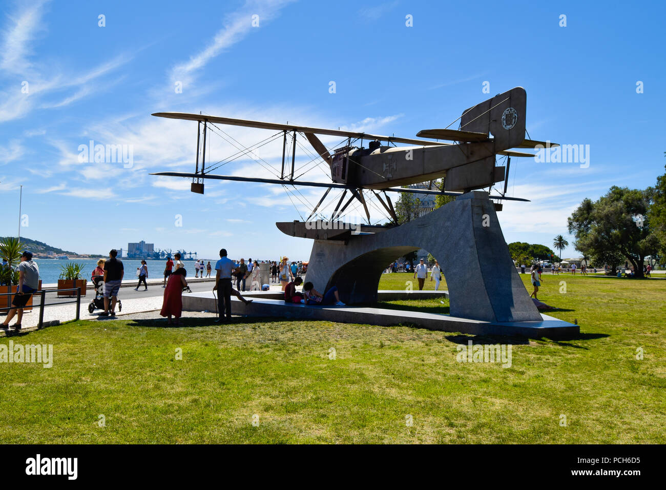 Belém, Lisboa Airplane Monument. Denkmal für Gago Coutinho und Sacadura Cabral. Sie machten die erste Luftüberquerung des Südatlantiks. Stockfoto