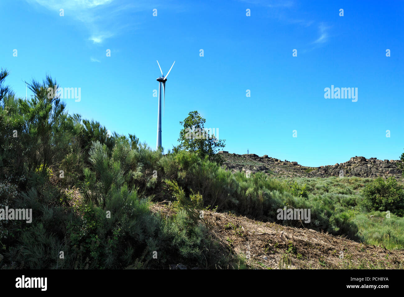 Ansicht einer horizontalen Achse Windenergieanlage im Windpark von Troviscal in der Nähe von dem historischen Dorf Sortelha, Portugal Stockfoto