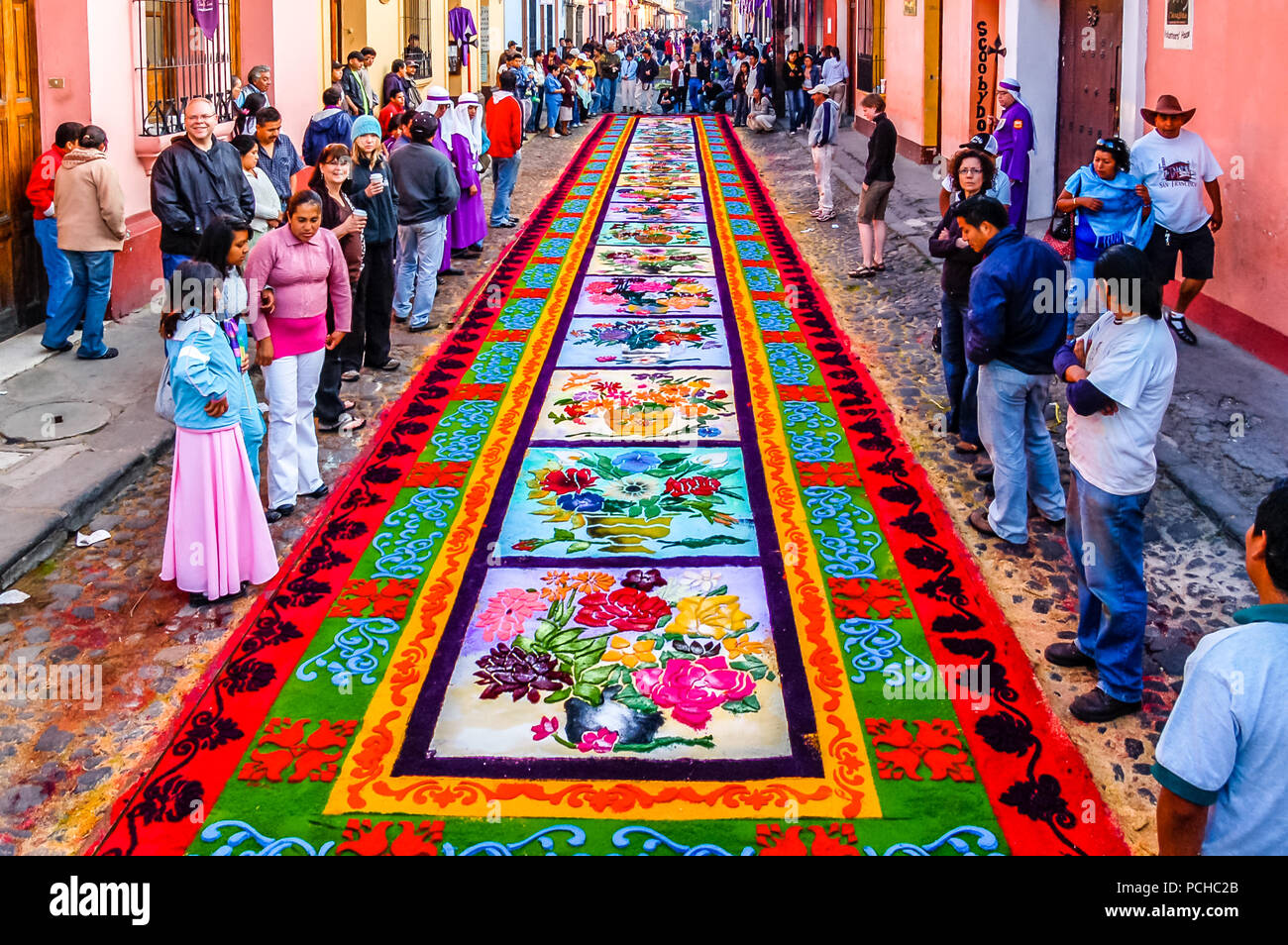 Antigua, Guatemala - April 10, 2009: Karfreitagsprozession Teppich in der kolonialen Stadt mit dem berühmtesten Feierlichkeiten zur Karwoche in Lateinamerika. Stockfoto