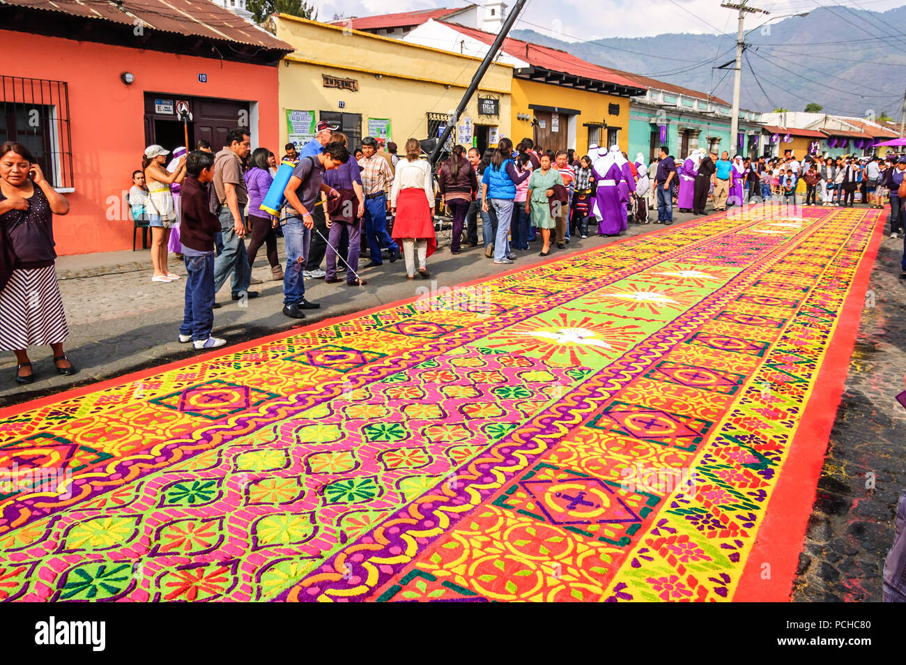 Antigua, Guatemala - April 6, 2012: die Heilige Woche Prozession Teppich in der kolonialen Stadt mit dem berühmtesten Feierlichkeiten zur Karwoche in Lateinamerika. Stockfoto