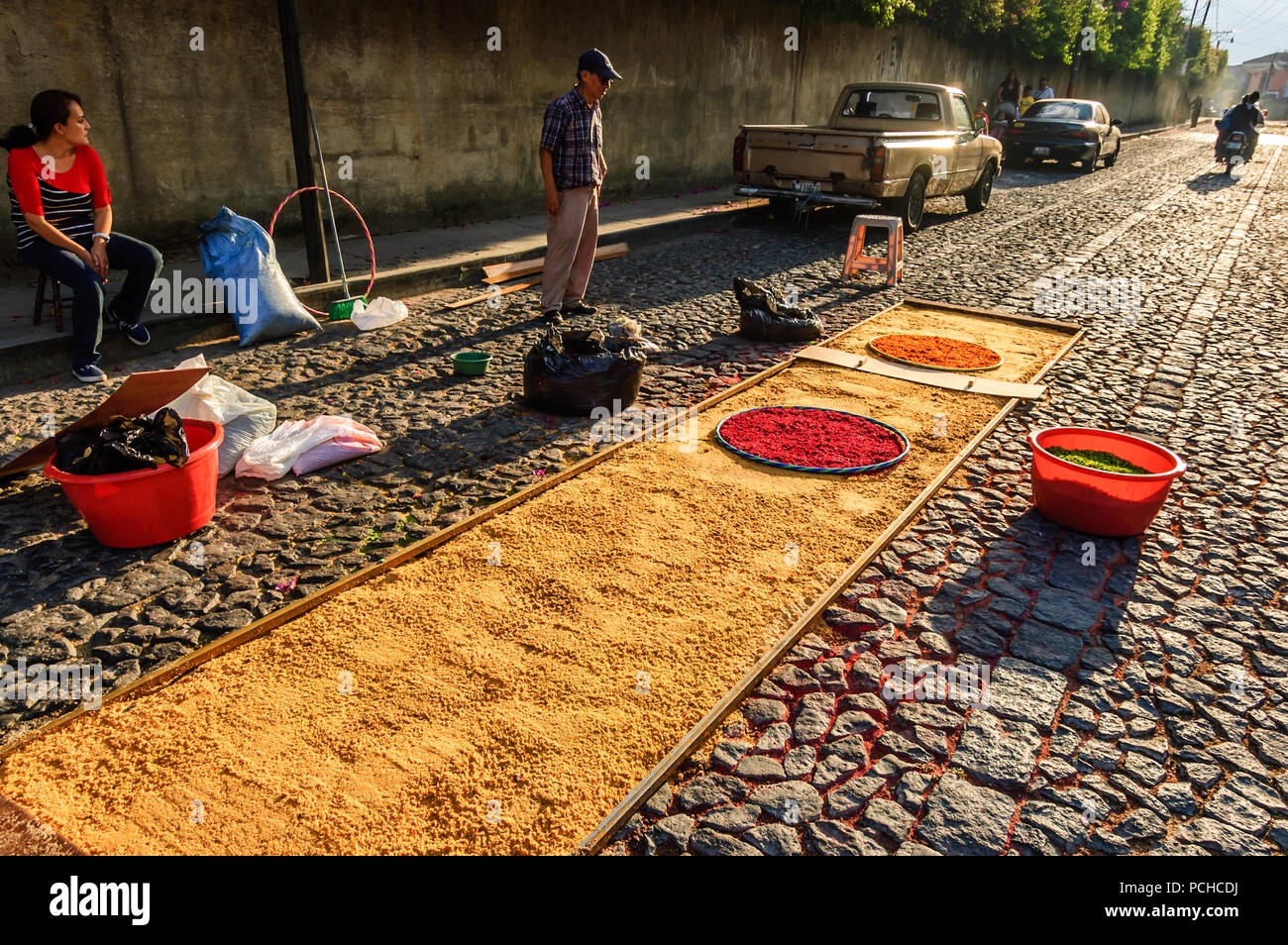 Antigua, Guatemala - 3. April 2015: Einheimische, die Karfreitagsprozession Teppich in der Stadt machen, mit dem berühmtesten Feierlichkeiten zur Karwoche in Lateinamerika. Stockfoto