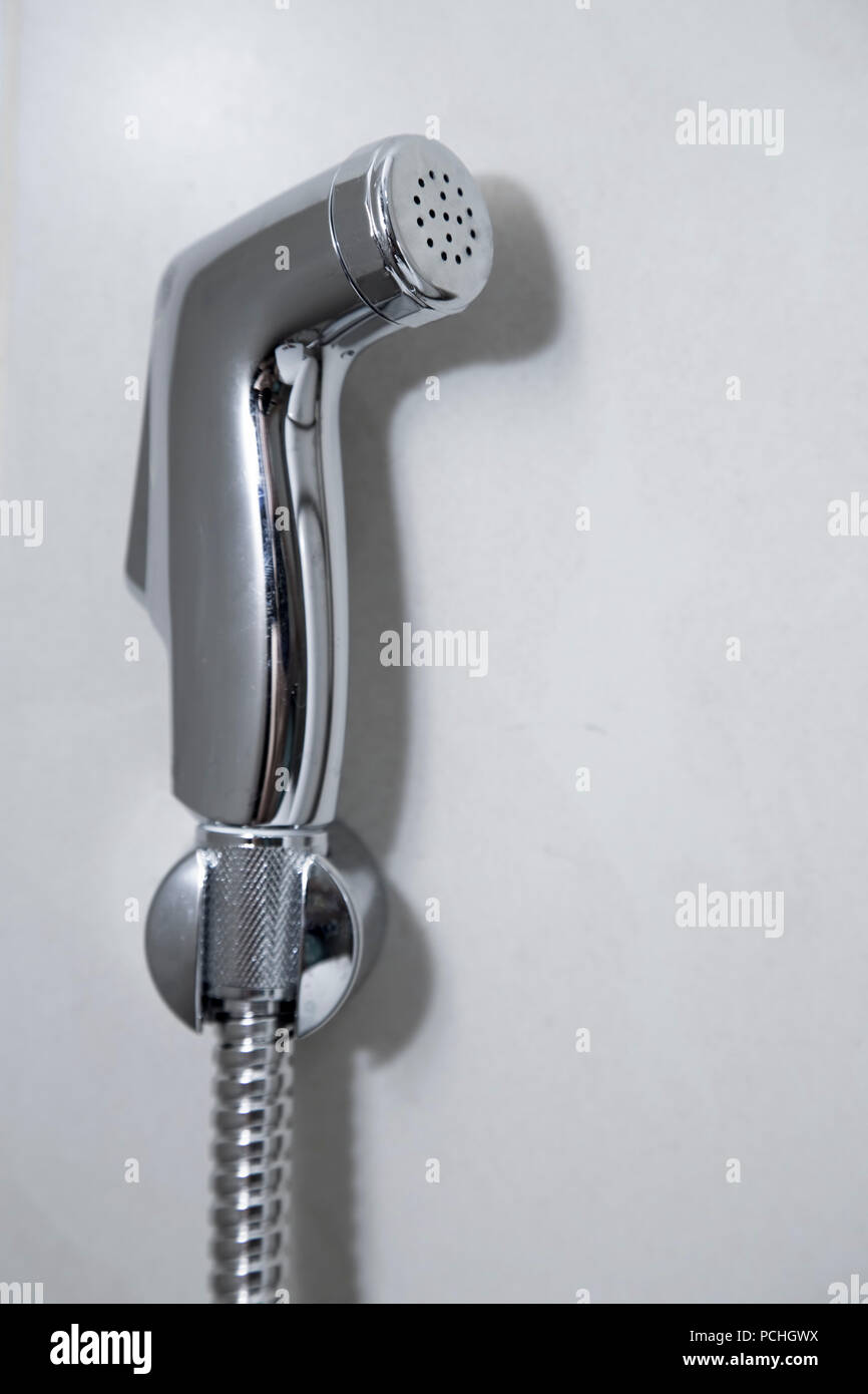 Bidet Dusche an der Wand hängt in der Toilette Stockfoto