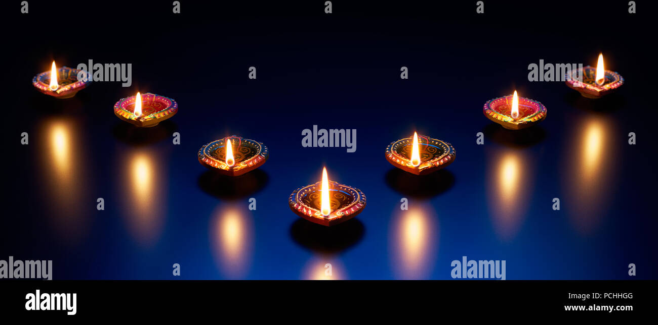 Happy Diwali - Diya leuchten auf eine reflektierende Base Stockfoto