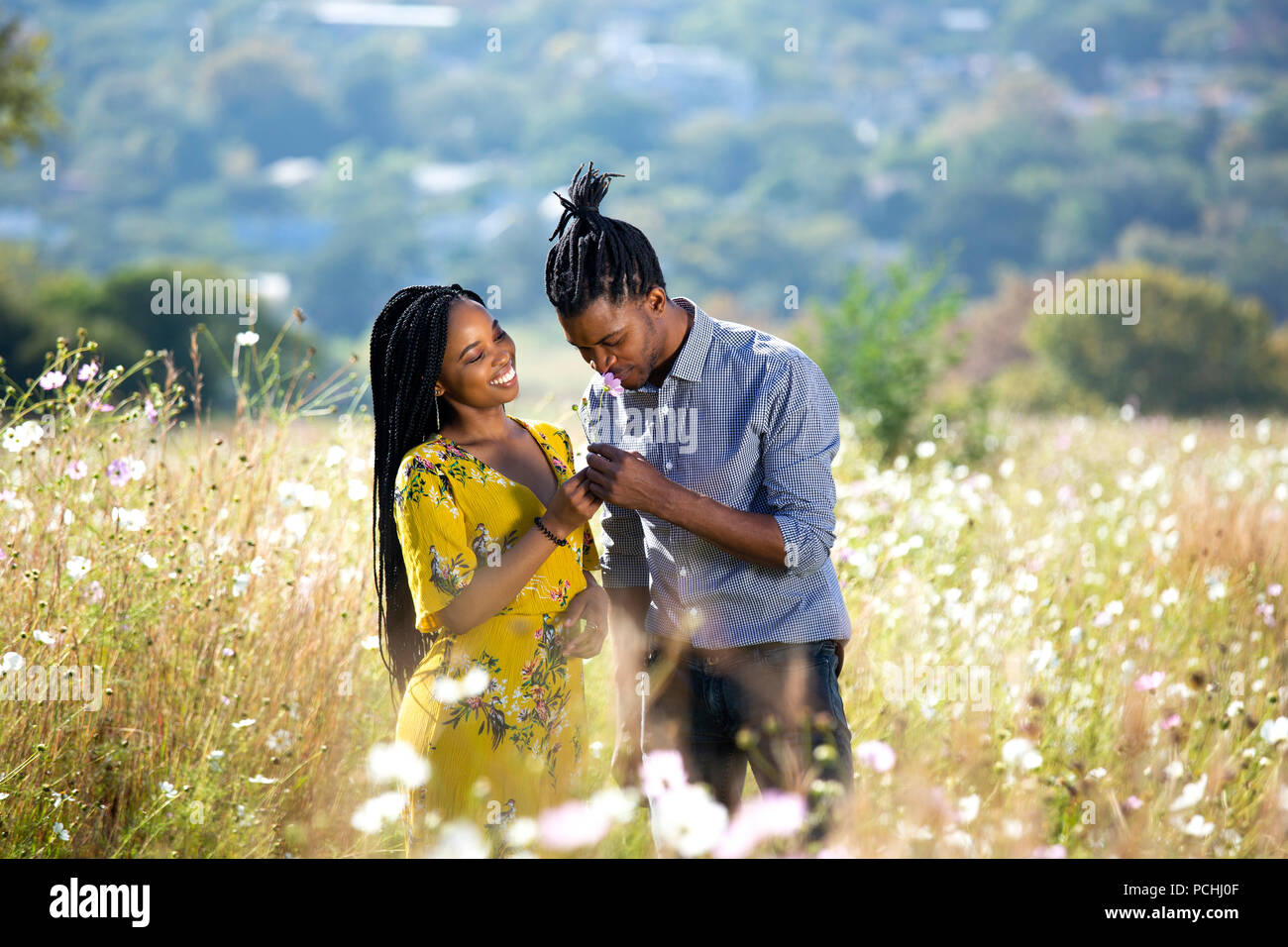 Paar an einer Blume in einem Park Stockfoto