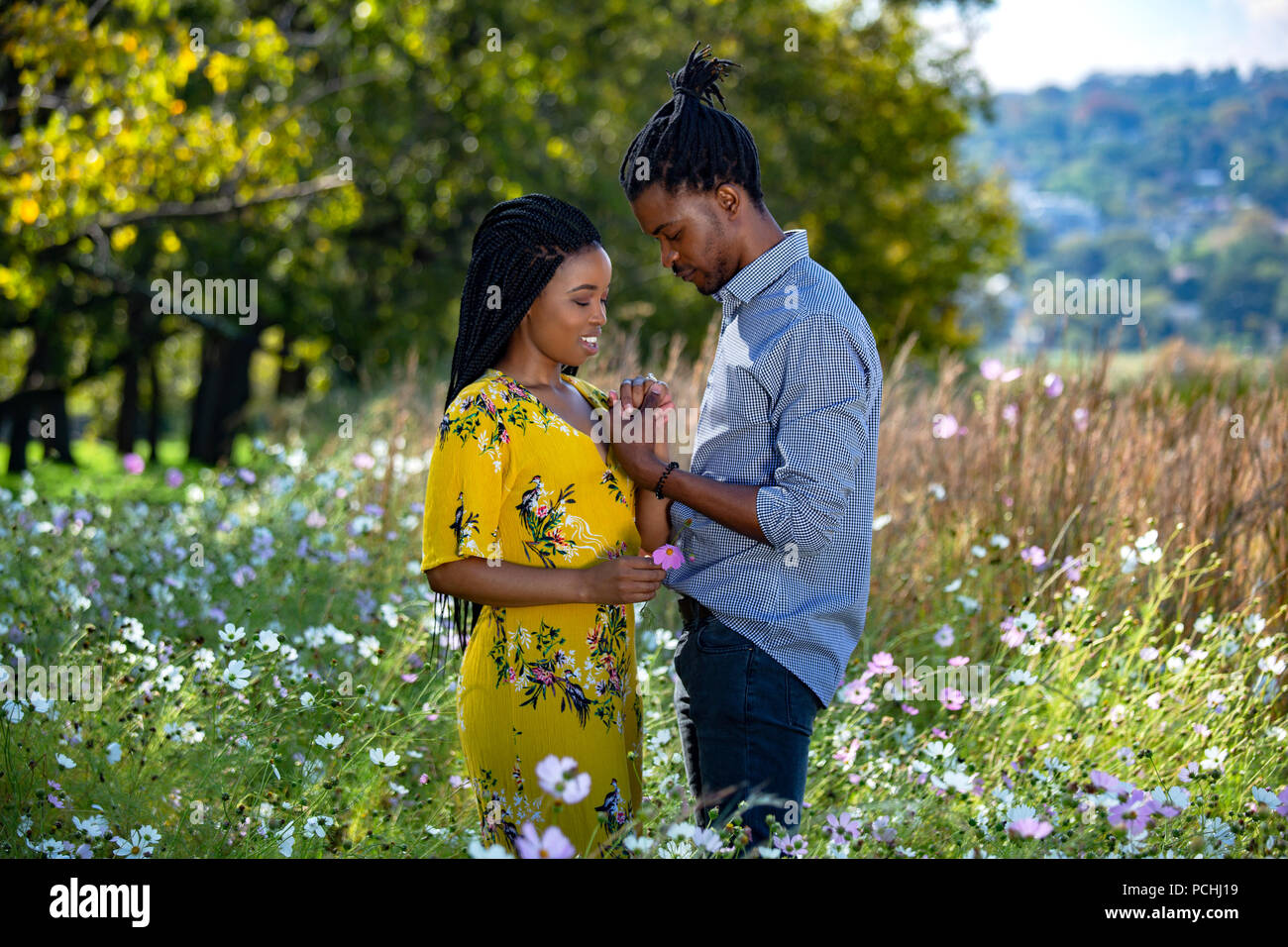 Paar Hände halten und an Engagement Ring Stockfoto