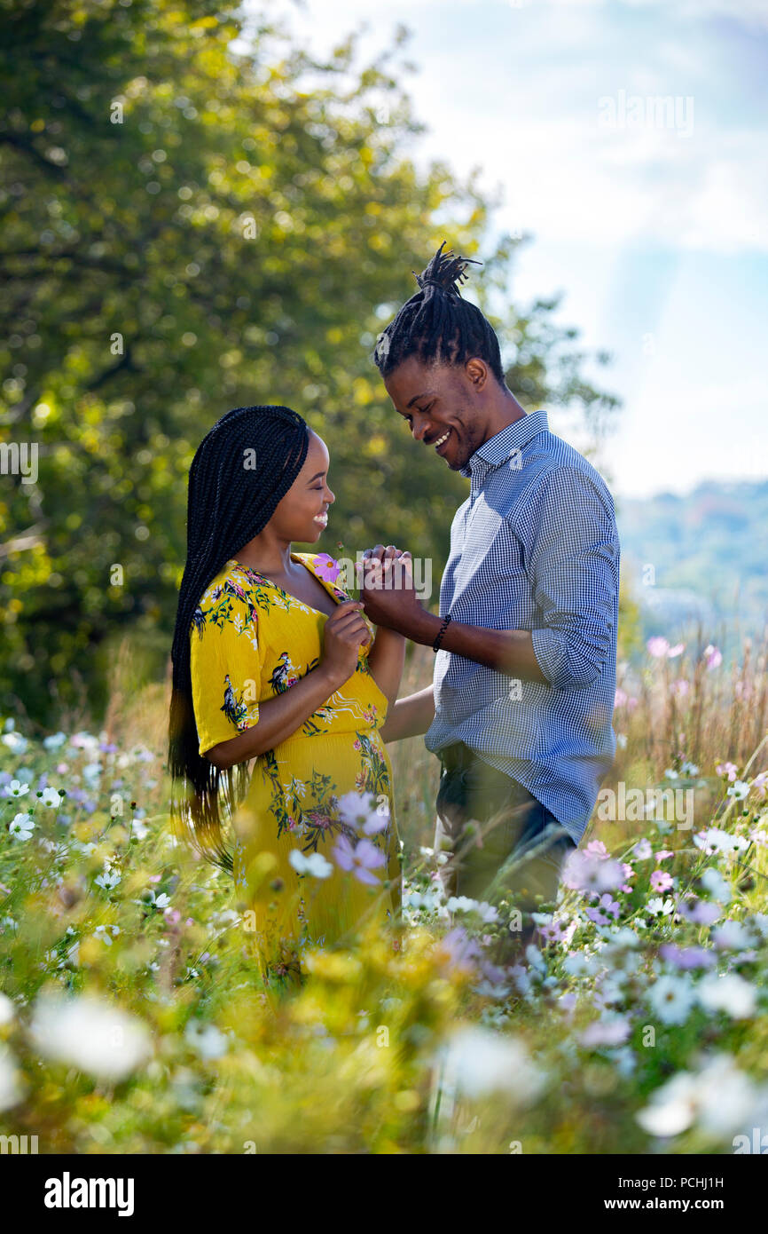 Paar Hände halten und an Engagement Ring Stockfoto