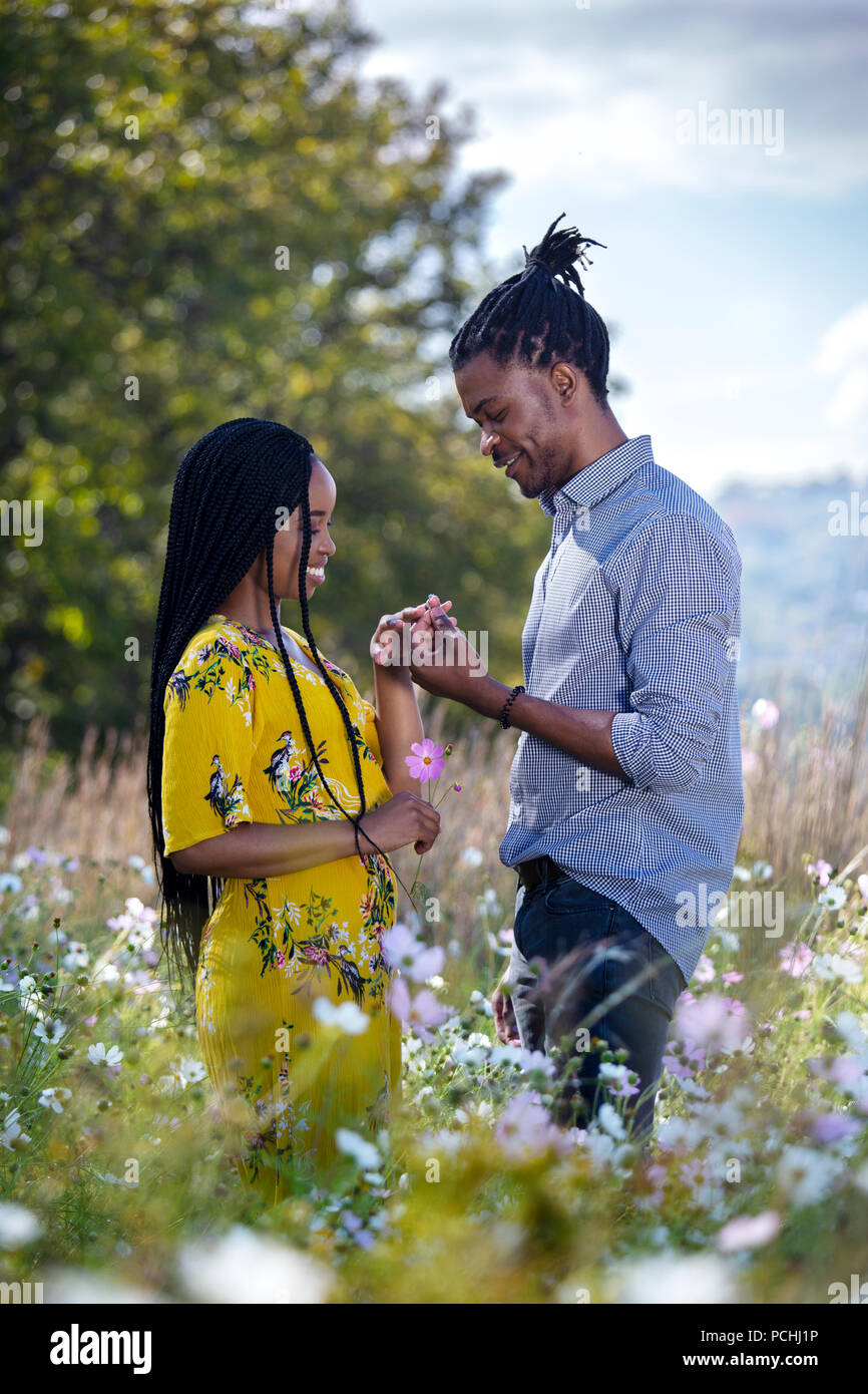 Paar Hände halten und an Engagement Ring Stockfoto