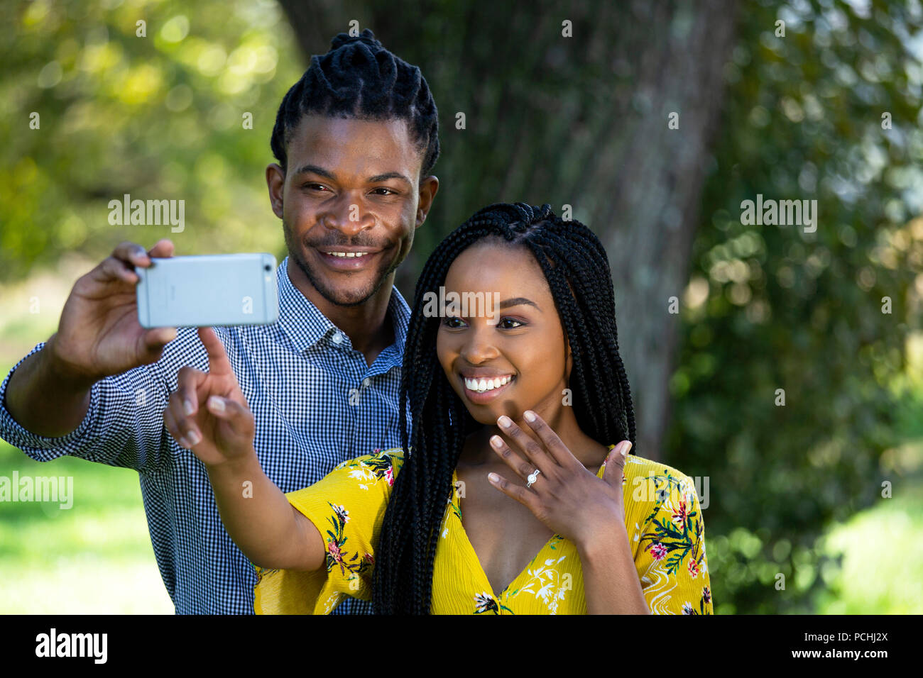 Paar ein selfie mit Engagement Ring Stockfoto