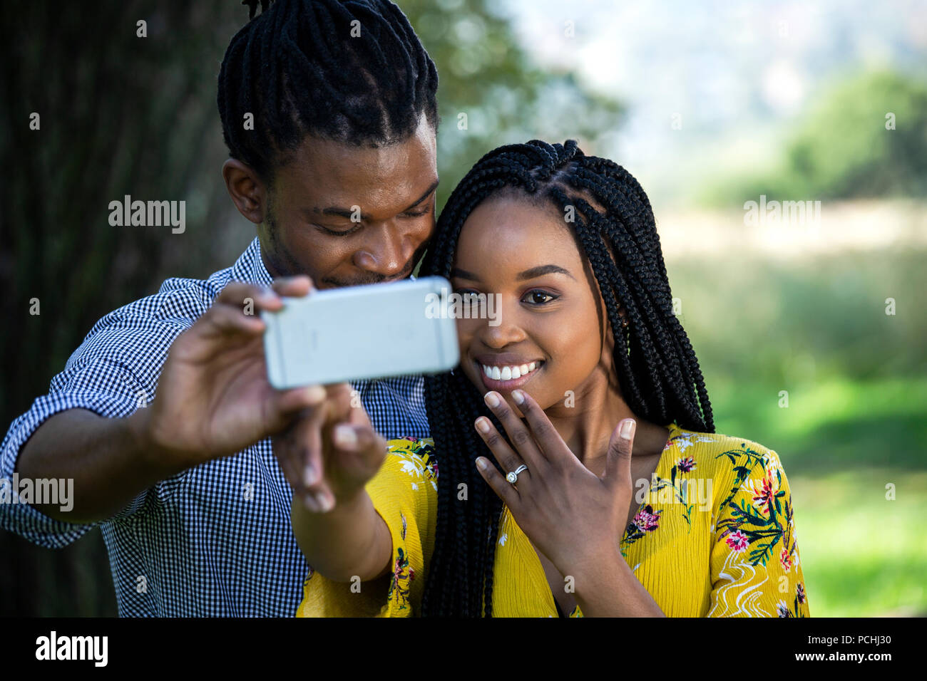 Paar ein selfie mit Engagement Ring Stockfoto