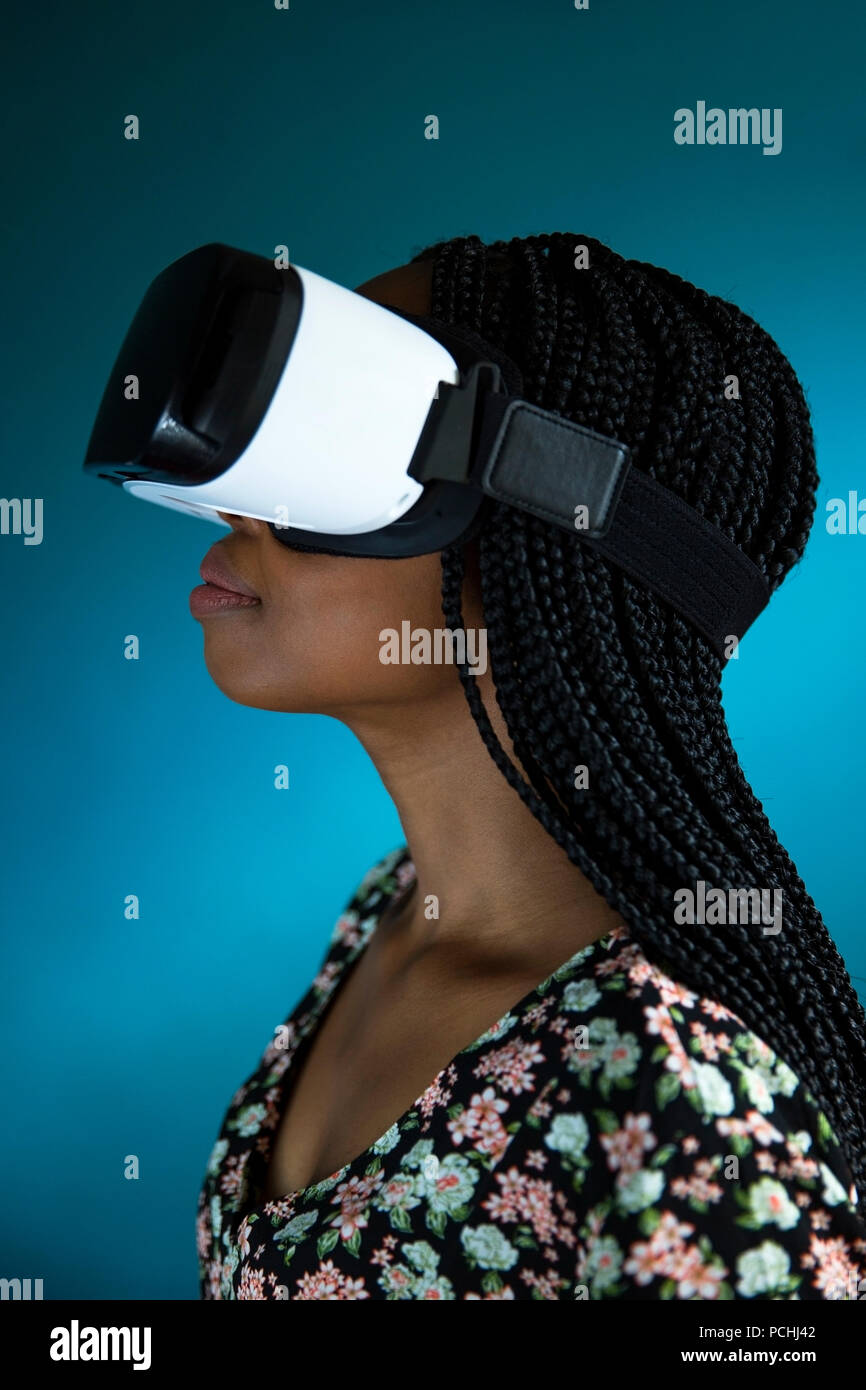 Profil anzeigen von einer afrikanischen Frau durch VR-Headset suchen Stockfoto
