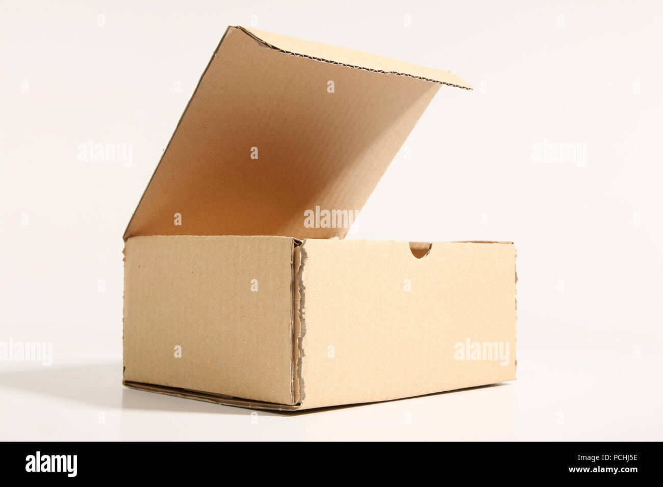 Karton Box auf weißem Hintergrund Stockfoto