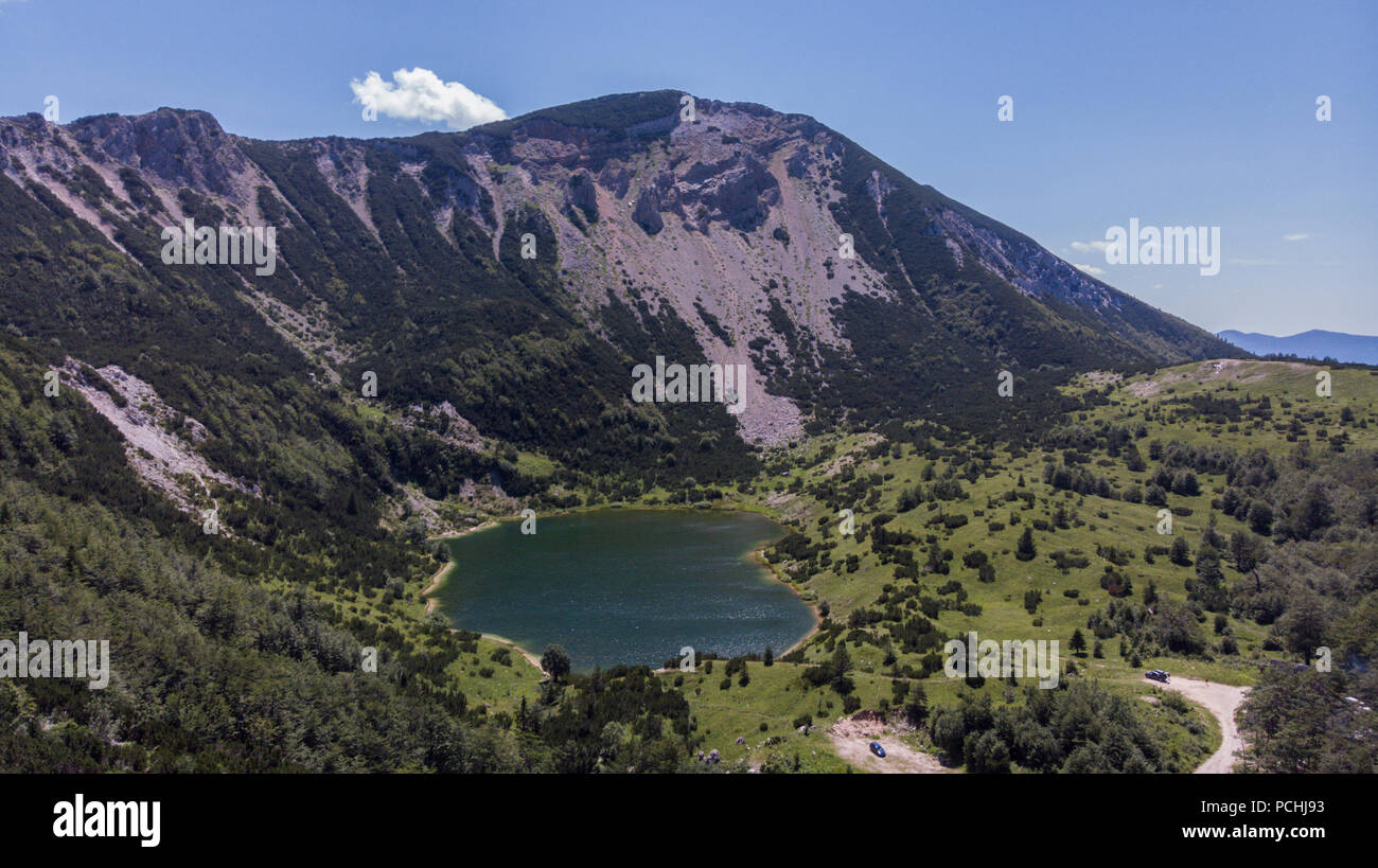 Šator Berg (Šator planina) ist in den Dinarischen Alpen, Bosnien und Herzegowina. Knapp unter dem Gipfel, den Šator See (Šatorsko jezero) positioniert ist. Stockfoto