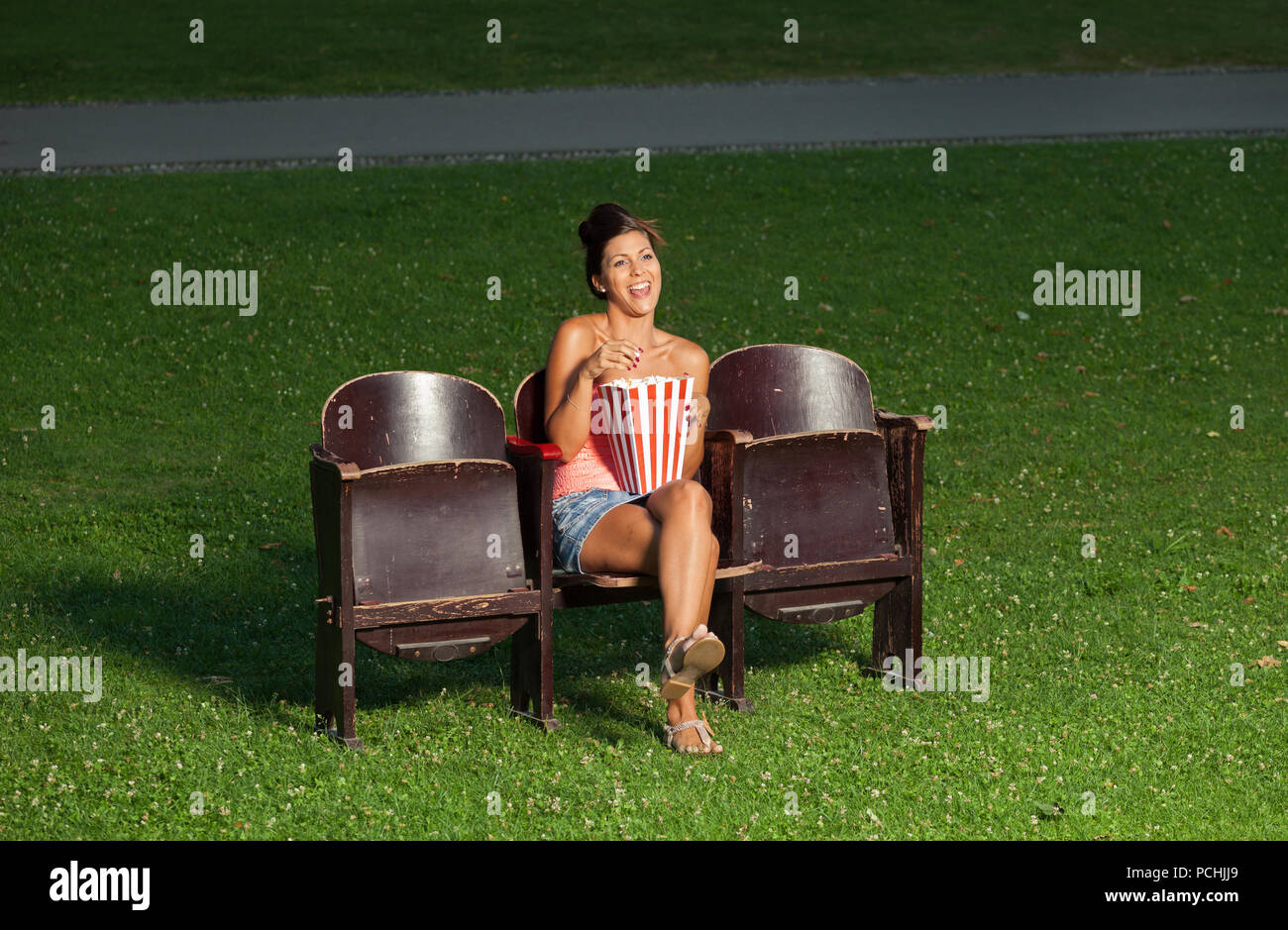 Portrait eines Mädchens mit Popcorn in den Sommer Kino Stockfoto