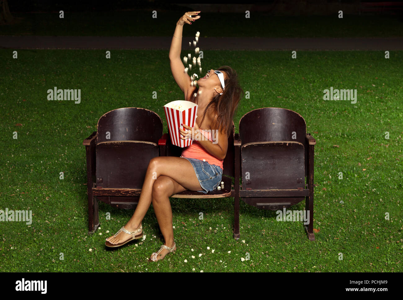 Portrait eines Mädchens mit Popcorn in den Sommer Kino Stockfoto