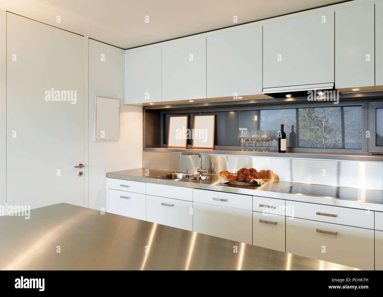 Moderne Architektur, komfortable Wohnung, Küche anzeigen Stockfoto