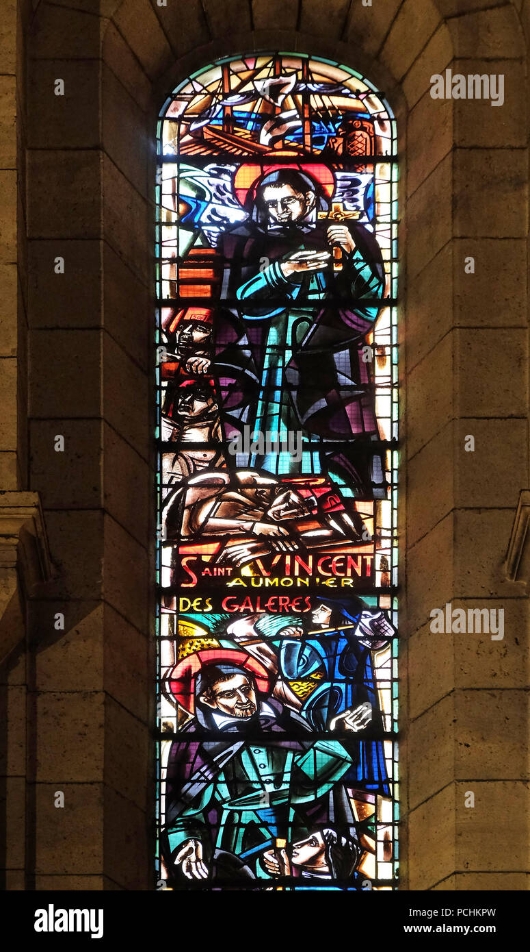 St Vincent de Paul Kaplan der Galeeren, Glasfenster in der Basilika von Sacré Coeur, gewidmet dem Heiligen Herzen Jesu in Paris. Stockfoto