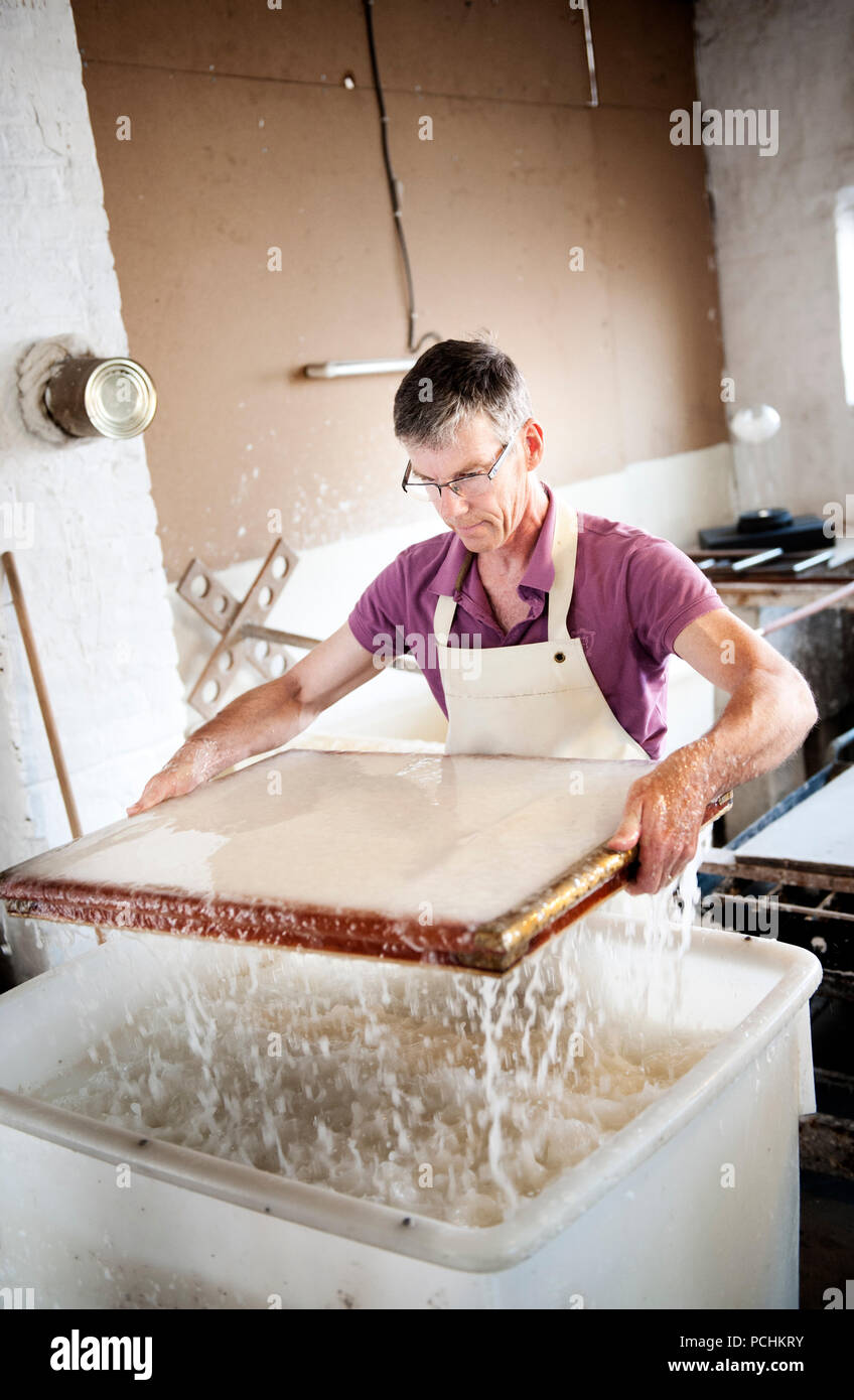 Das Studio aus handgeschöpftem Papier Teekocher Pascal Jeanjean in Braine-le-Comte (Belgien, 03/07/2015) Stockfoto