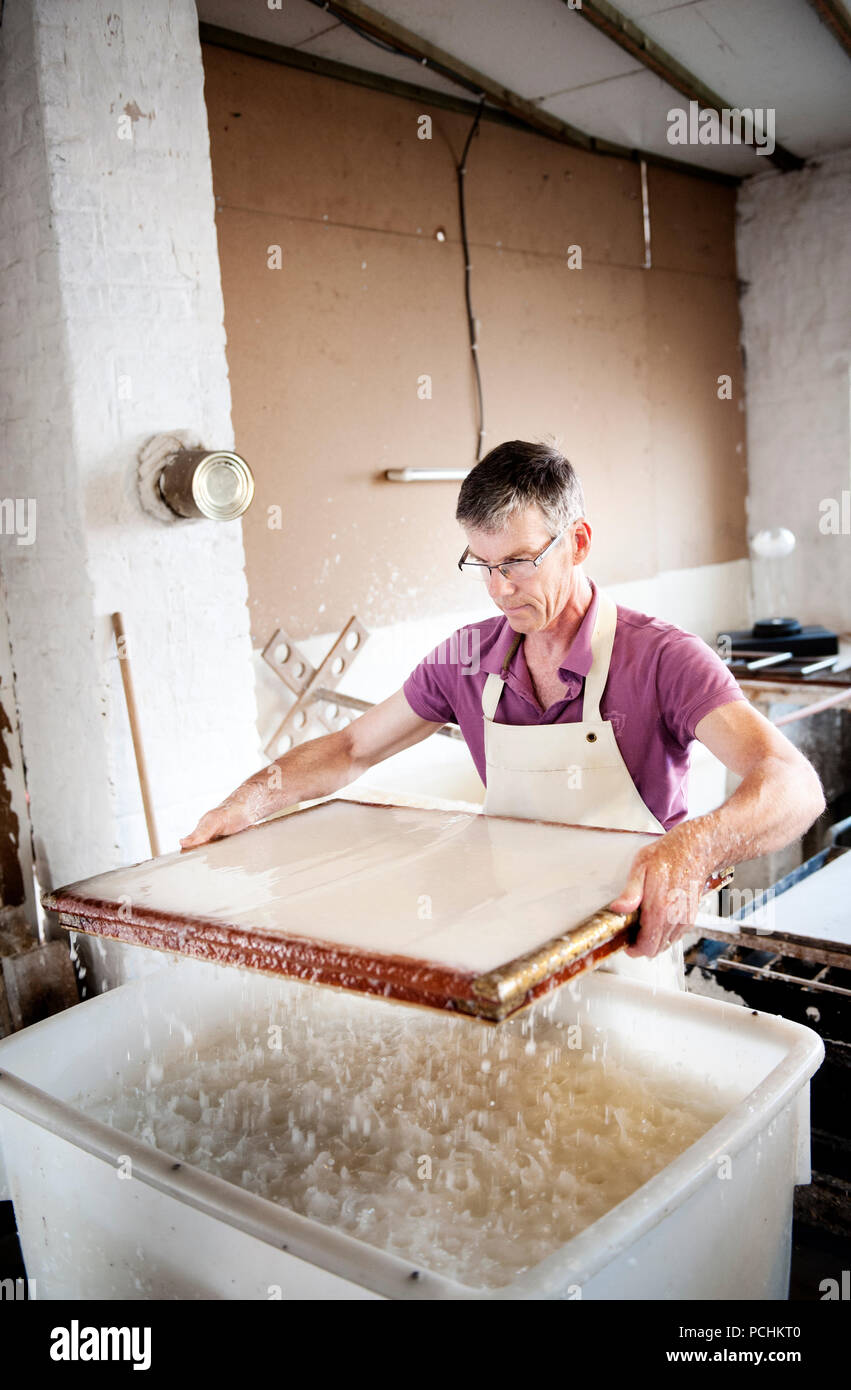 Das Studio aus handgeschöpftem Papier Teekocher Pascal Jeanjean in Braine-le-Comte (Belgien, 03/07/2015) Stockfoto