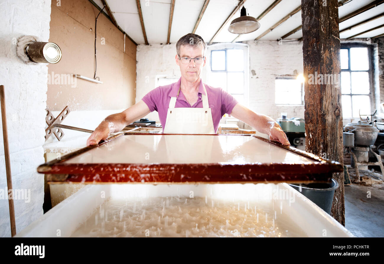 Das Studio aus handgeschöpftem Papier Teekocher Pascal Jeanjean in Braine-le-Comte (Belgien, 03/07/2015) Stockfoto