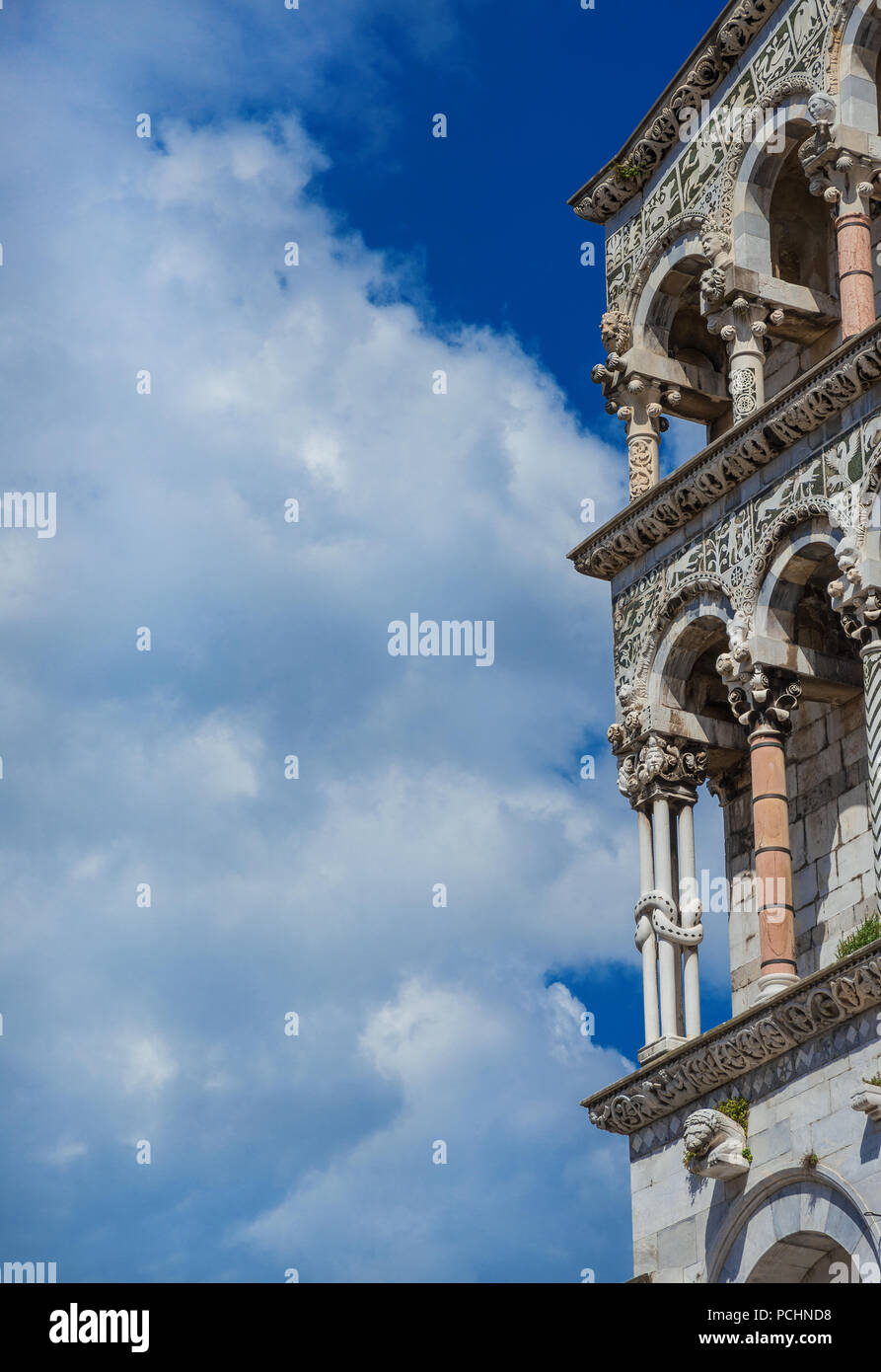 Mittelalterliche Architektur in Lucca. St. Michael in Forumi romanische Kirche Ecke, im 12. Jahrhundert abgeschlossen (mit Wolken und Platz kopieren) Stockfoto