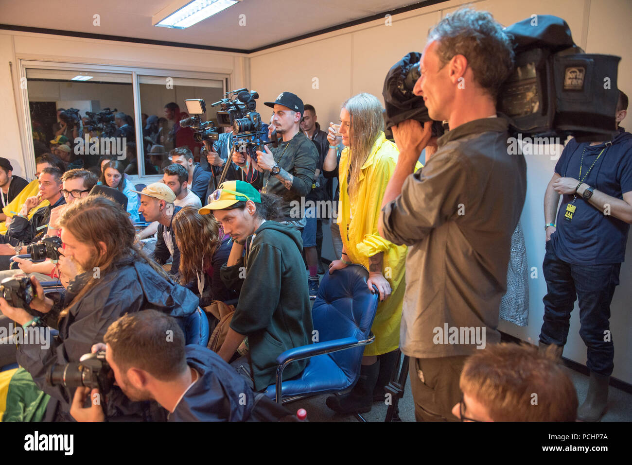 BONTIDA, Rumänien - 18 JULI 2018: Fotografen und Kameraleute bei einer Pressekonferenz mit Reggae Legende und vier Grammy Award Gewinner, Damia Stockfoto