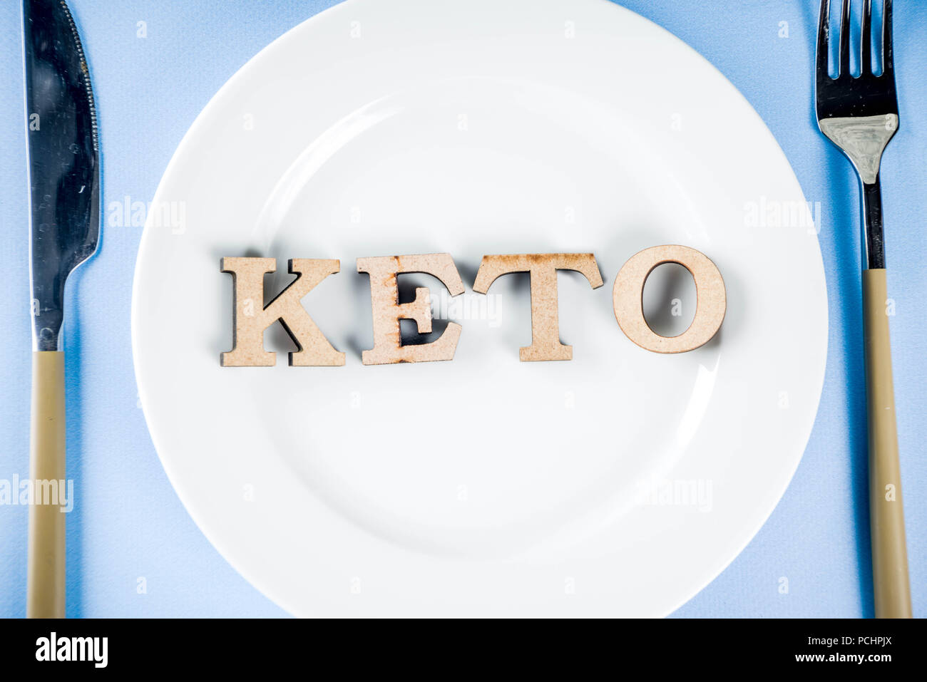 Ketogenic Diät Konzept, gesundes Essen, Teller, Gabel, Messer, mit Keto Diät. Stockfoto