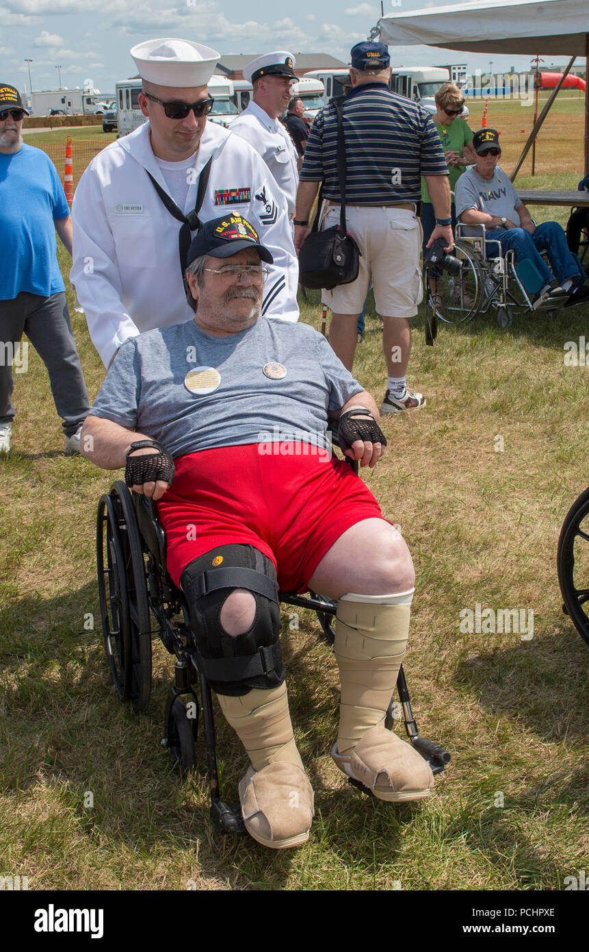 FARGO, N.D. (27. Juli 2018) in der 2. Klasse Engineman Jamie Vetter, zum Navy Operational Support Center (Nosc) Fargo zugeordnet, unterstützt die Luftwaffe Veteran Richard Wettstein den Sitz für die US-Navy Flight Demonstration Squadron, die Blue Angels, Praxis Demonstration während Fargo Marine Woche finden. Die Marine von Community Outreach verwendet die Navy Woche Programm Navy Sailors, Ausrüstung mitbringen und zeigt auf etwa 14 amerikanischen Städten jedes Jahr für eine Woche - lange Zeitplan von outreach Engagements für Amerikaner ausgelegt, aus erster Hand, wie die US-Marine ist die Marine die Nation braucht Erfahrung. (U.S. N Stockfoto