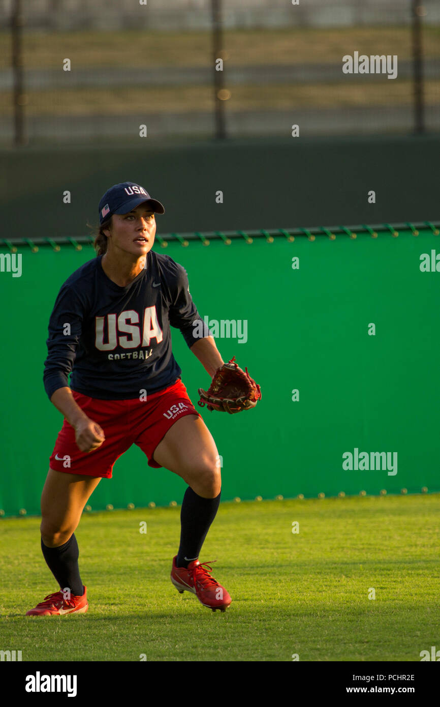 Janie Reed, ein Olympic Softball Spieler mit nationalen Softball der USA  Frauen Mannschaft, bereitet einen Softball in Stadt Iwakuni, Japan, 28.  Juli 2018 zu fangen. Das Team führte eine Praxis, die für