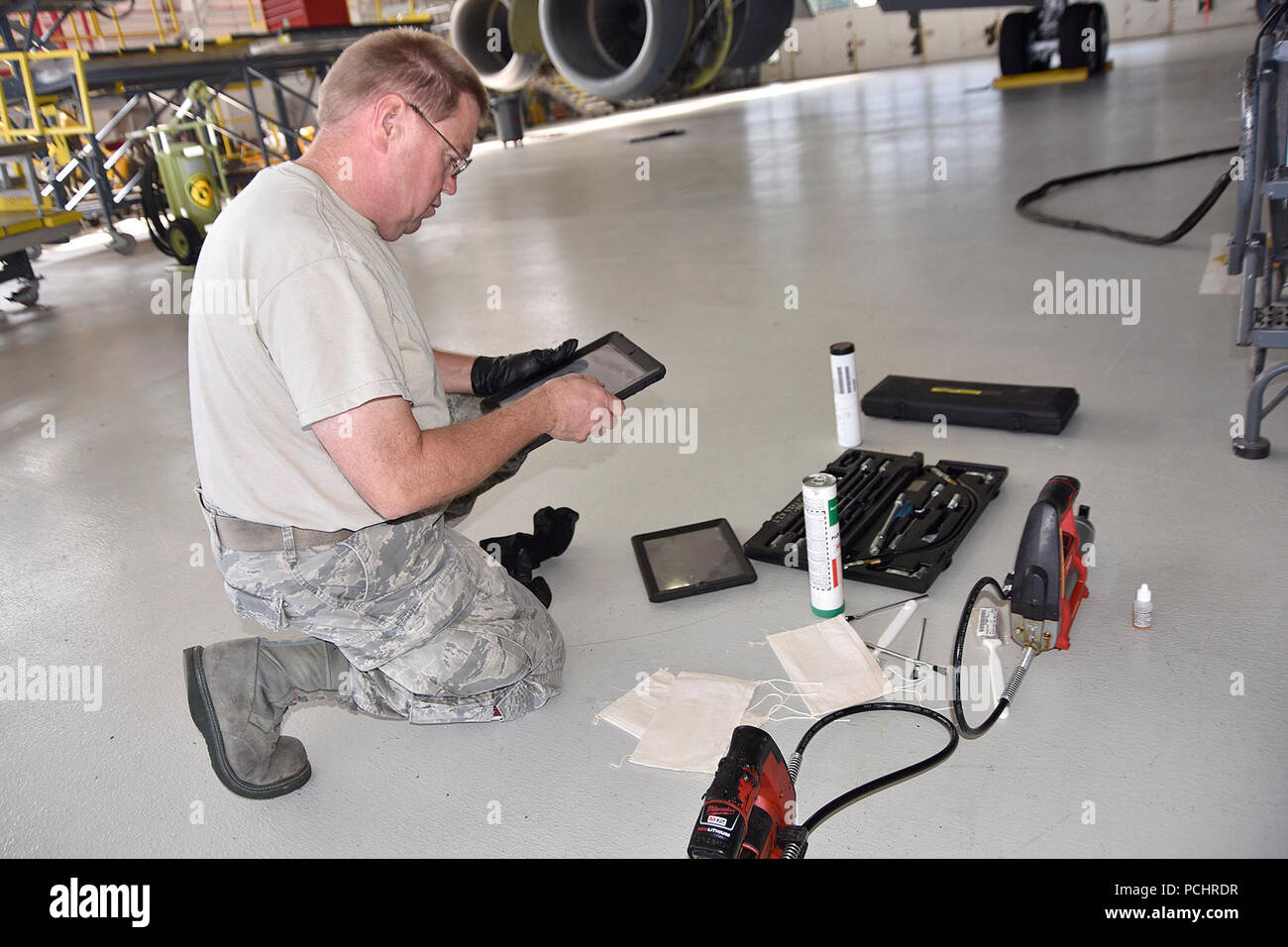 Master Sgt. Carl Tyynismaa und Senior Airman Andrew Parke, Wartung 191st Squadron Mannschaft Leiter, Schmierfette und Schmiermittel auftragen mit einem KC-135 Stratotanker nach bei Selfridge Air National Guard Base, Mich., 28. Juli 2018 gewaschen wird. Die KC-135 s erforderlich sind alle 180 Tage gewaschen werden, oder häufiger, falls erforderlich. (U.S. Air Force Foto von älteren Flieger Ryan Zeski) Stockfoto