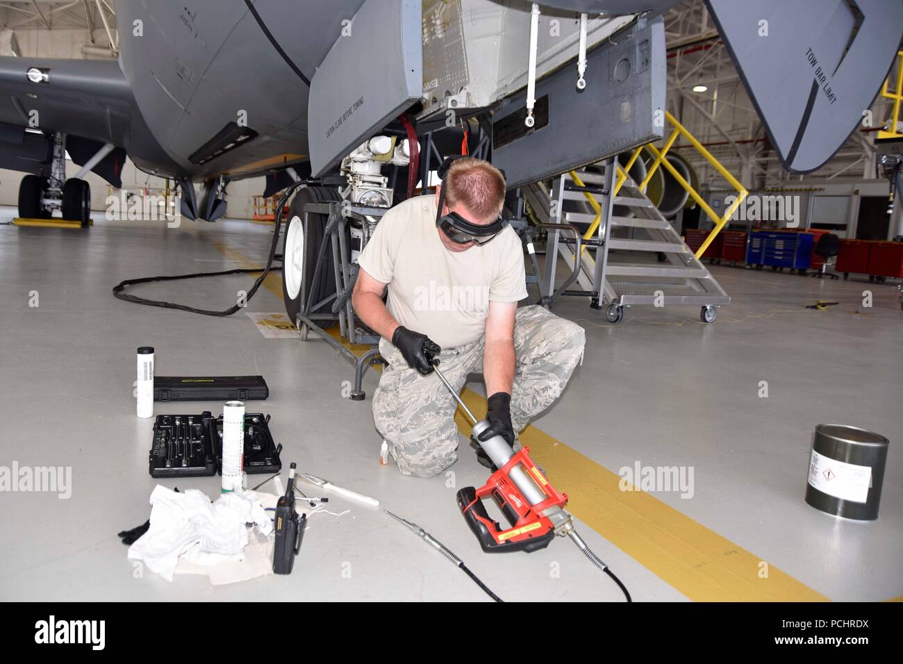 Master Sgt. Carl Tyynismaa und Senior Airman Andrew Parke, Wartung 191st Squadron Mannschaft Leiter, Schmierfette und Schmiermittel auftragen mit einem KC-135 Stratotanker nach bei Selfridge Air National Guard Base, Mich., 28. Juli 2018 gewaschen wird. Die KC-135 s erforderlich sind alle 180 Tage gewaschen werden, oder häufiger, falls erforderlich. (U.S. Air Force Foto von älteren Flieger Ryan Zeski) Stockfoto