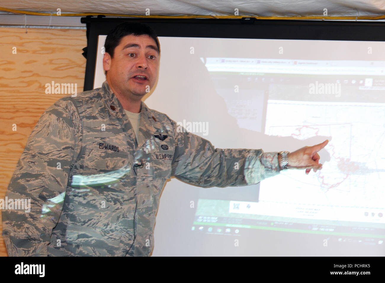 Us Air Force Maj. Nicholas Edwards, einem Intelligence Analyst Manager mit 195Th des California Air National Guard Air Base Wing, updates Führer von den Kalifornien Abteilung der Forstwirtschaft und Brandschutz (CAL) auf dem Carr Brand im Shasta County, Kalifornien. Edwards führt ein Team, das genaue Informationen cal Feuer verwendet die Carr Feuer verbrannt, die fast 90.000 Hektar in etwa einer Woche verstärkt zu kämpfen. (U.S. Army National Guard Foto: Staff Sgt. Eddie Siguenza) Stockfoto