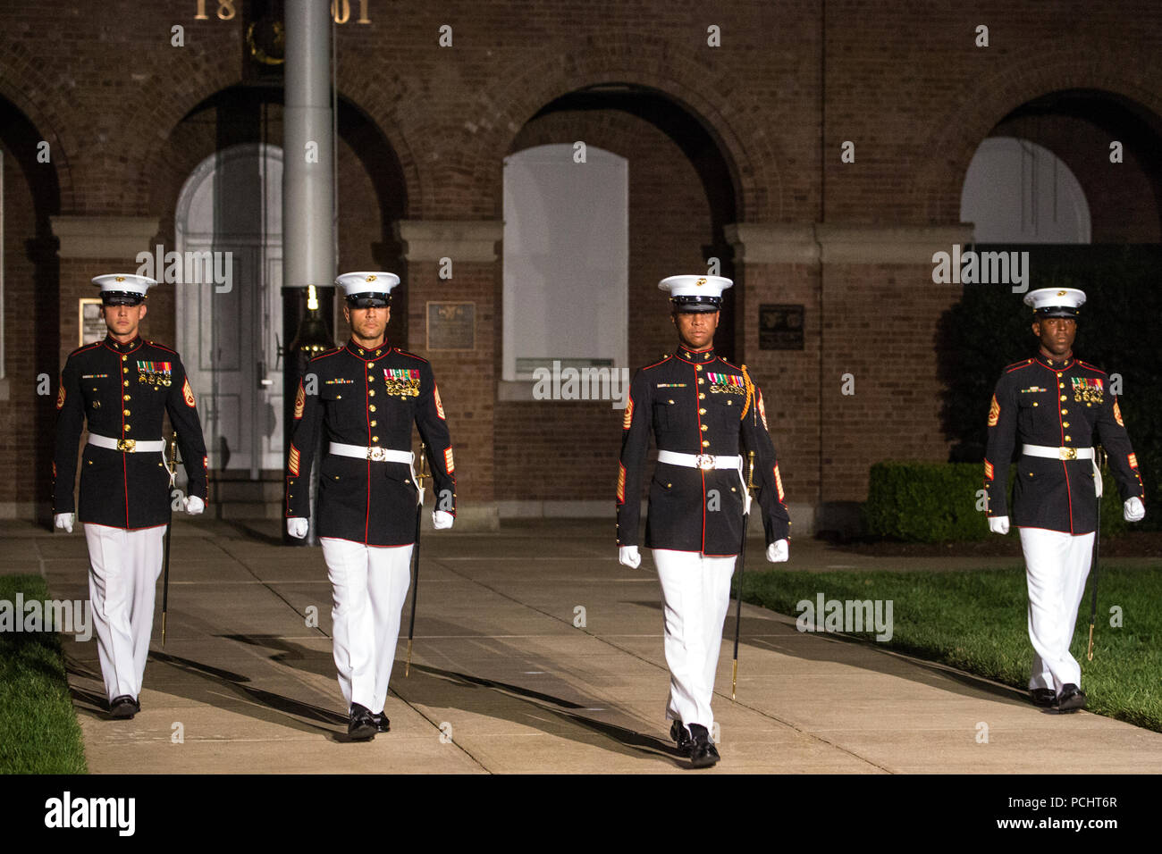 Marines mit dem Marine Barracks Washington D.C. Parade marschiert Personal märz hinunter, die Sie während einer Staff-Noncommissioned Officer Freitag Abend Parade in der Kaserne, 27. Juli 2018 gehen. Während der NATURSCHUTZBEHÖRDE Freitag Abend Parade, NATURSCHUTZBEHÖRDE der Knüppel von wichtigen Führungskräften' marching Positionen in der Regel von den Offizieren und Unteroffizieren nicht übernehmen. Stockfoto