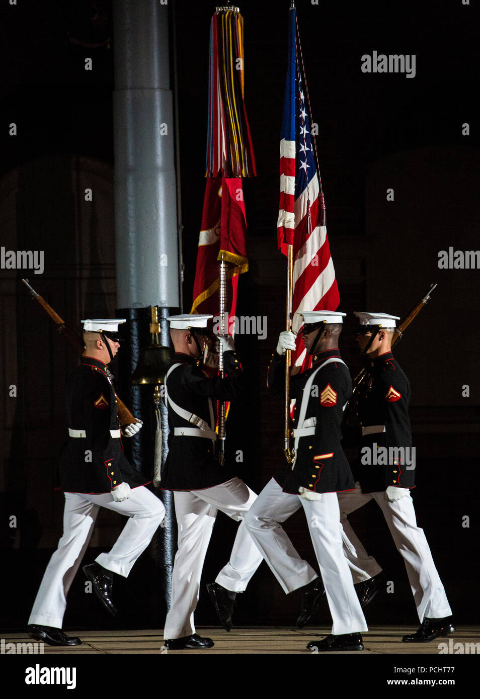 Marines mit dem US Marine Corps Color Guard Ausführen einer "counter März" während der Staff-Noncommissioned Officer Freitag Abend Parade bei Marine Barracks Washington D.C., 27. Juli 2018. Während der NATURSCHUTZBEHÖRDE Freitag Abend Parade, NATURSCHUTZBEHÖRDE der Knüppel von wichtigen Führungskräften' marching Positionen in der Regel von den Offizieren und Unteroffizieren nicht übernehmen. Stockfoto