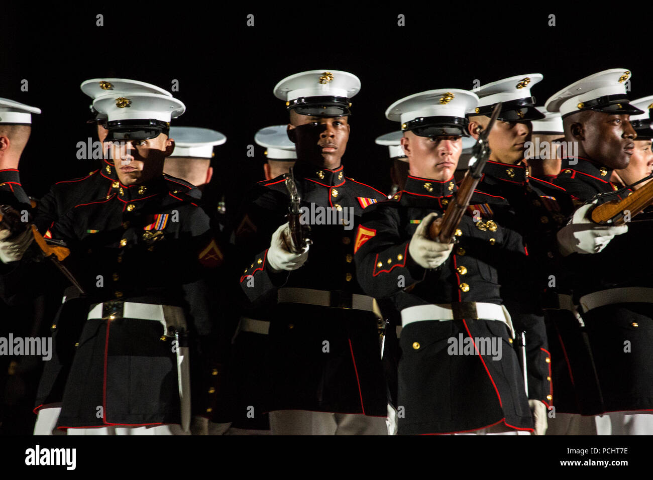 Marines mit dem US Marine Corps leise Bohren Platoon führen ihre "Bombe" platzen Sequenz während der Staff-Noncommissioned Officer Freitag Abend Parade bei Marine Barracks Washington D.C., 27. Juli 2018. Während der NATURSCHUTZBEHÖRDE Freitag Abend Parade, NATURSCHUTZBEHÖRDE der Knüppel von wichtigen Führungskräften' marching Positionen in der Regel von den Offizieren und Unteroffizieren nicht übernehmen. Stockfoto